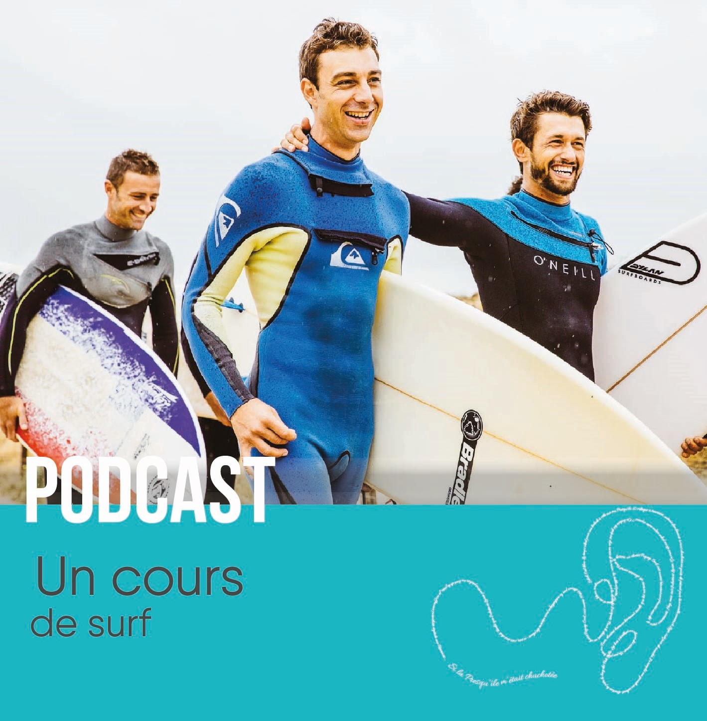 Trois amis marchent ensemble, planches de surf sous le bras et combinaisons enfilées, prêts à profiter d'une session de surf à l'océan.