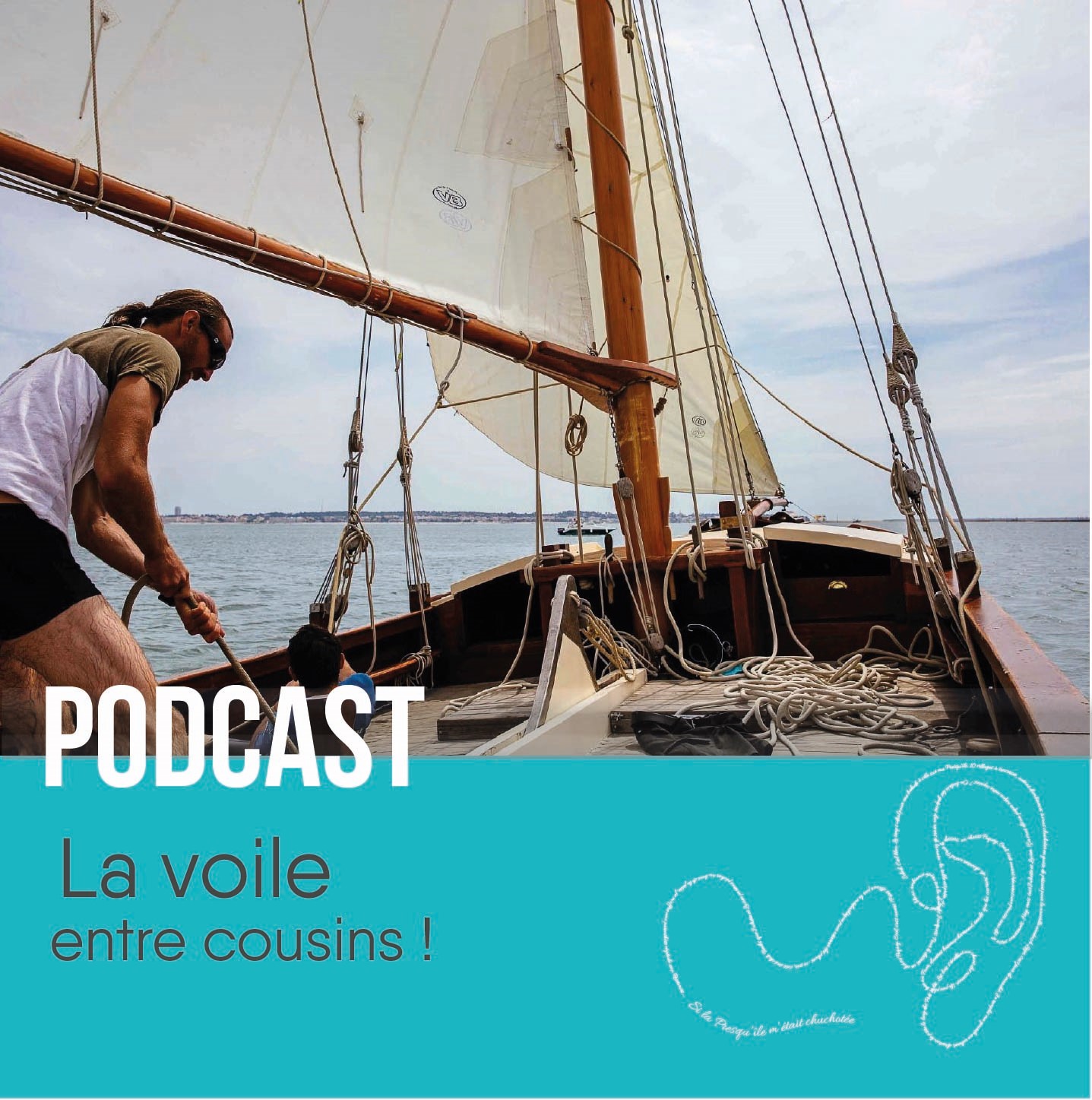 Un homme tire sa voile sur son voilier pour prendre de la vitesse.