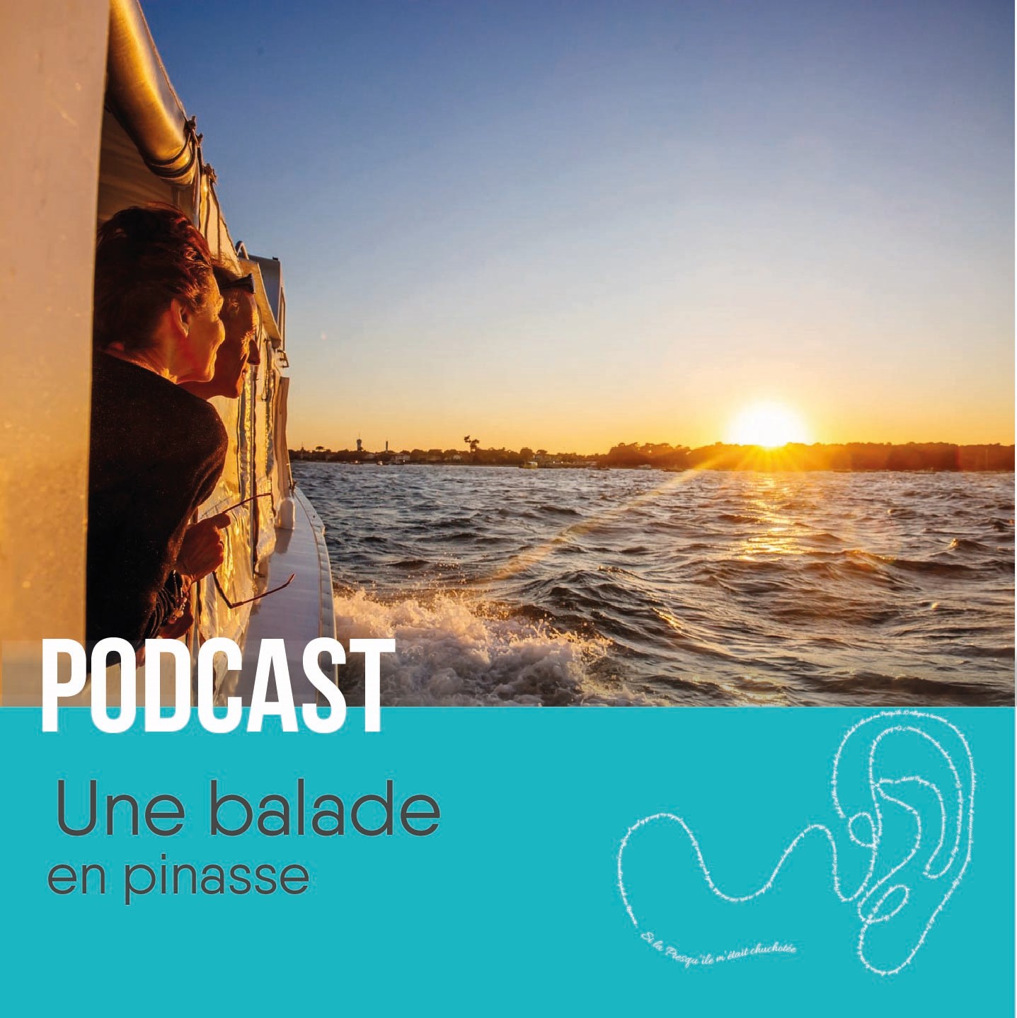 Une femme regarde le coucher de soleil sur son bateau pendant la traversée du bassin.