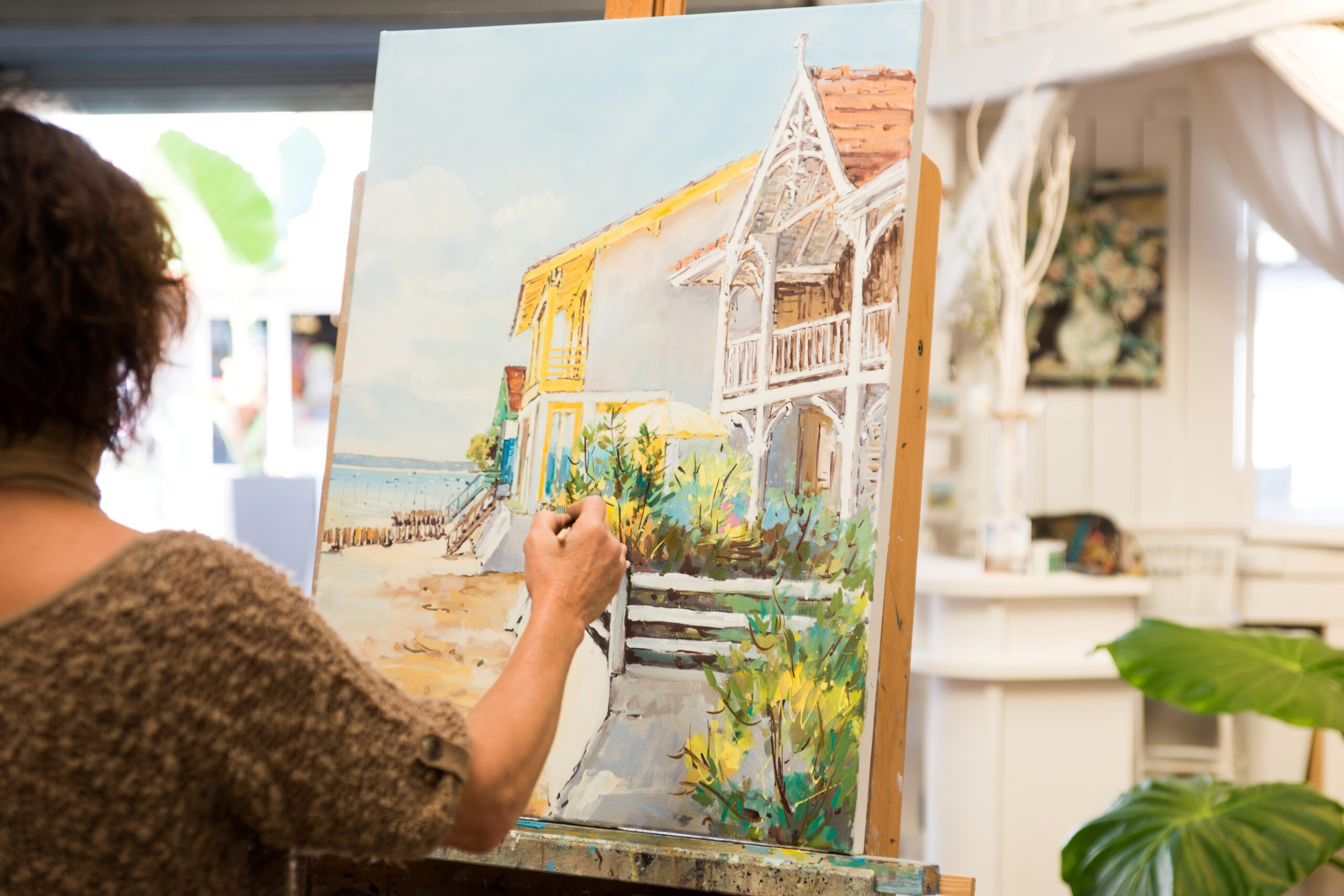 une artiste peint un tableau.