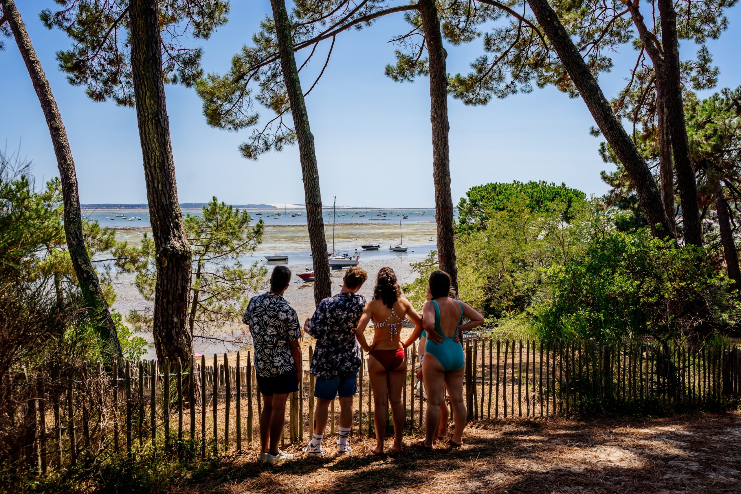 Journée entre amis, un groupe de jeune regardent le bassin à marée basse. 
