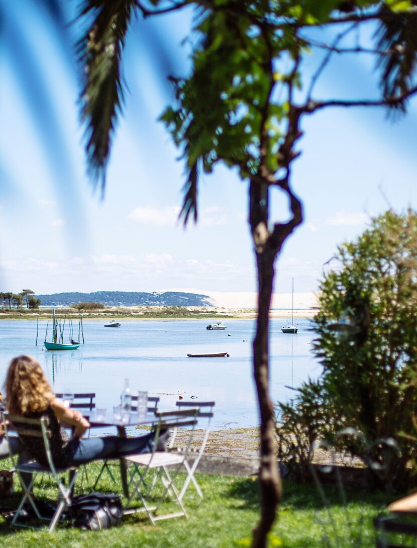 Deux femmes assises à table bronzent au soleil