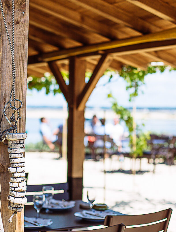 Terrasse d'un restaurant au Cap Ferret.