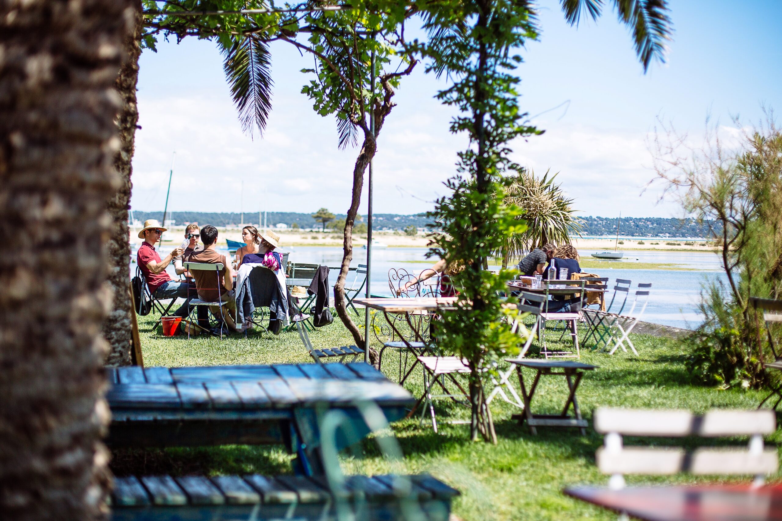 Terrasse d'un restaurant au Cap Ferret avec vue sur le bassin.