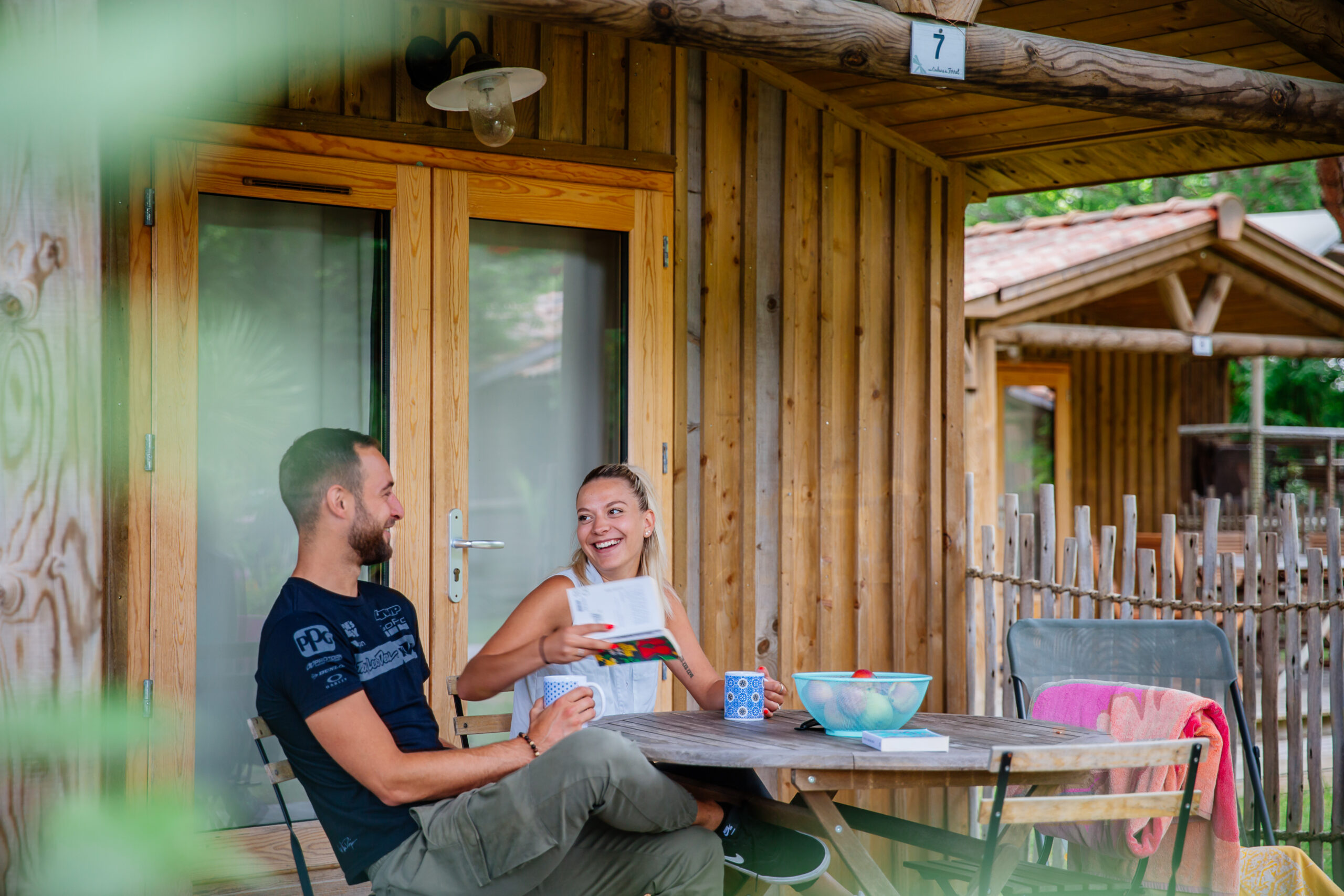 Prendre le petit-déjeuner sur la terrasse de notre logement au camping Aux Couleurs du Ferret.