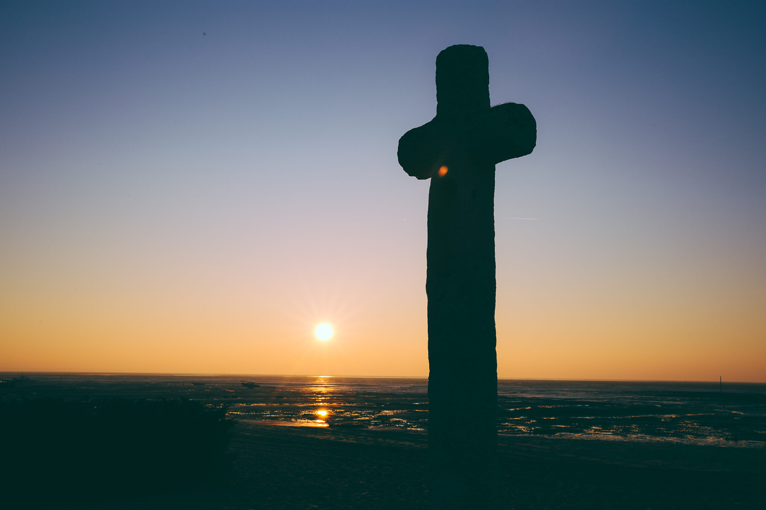Croix des marins au lever du soleil.