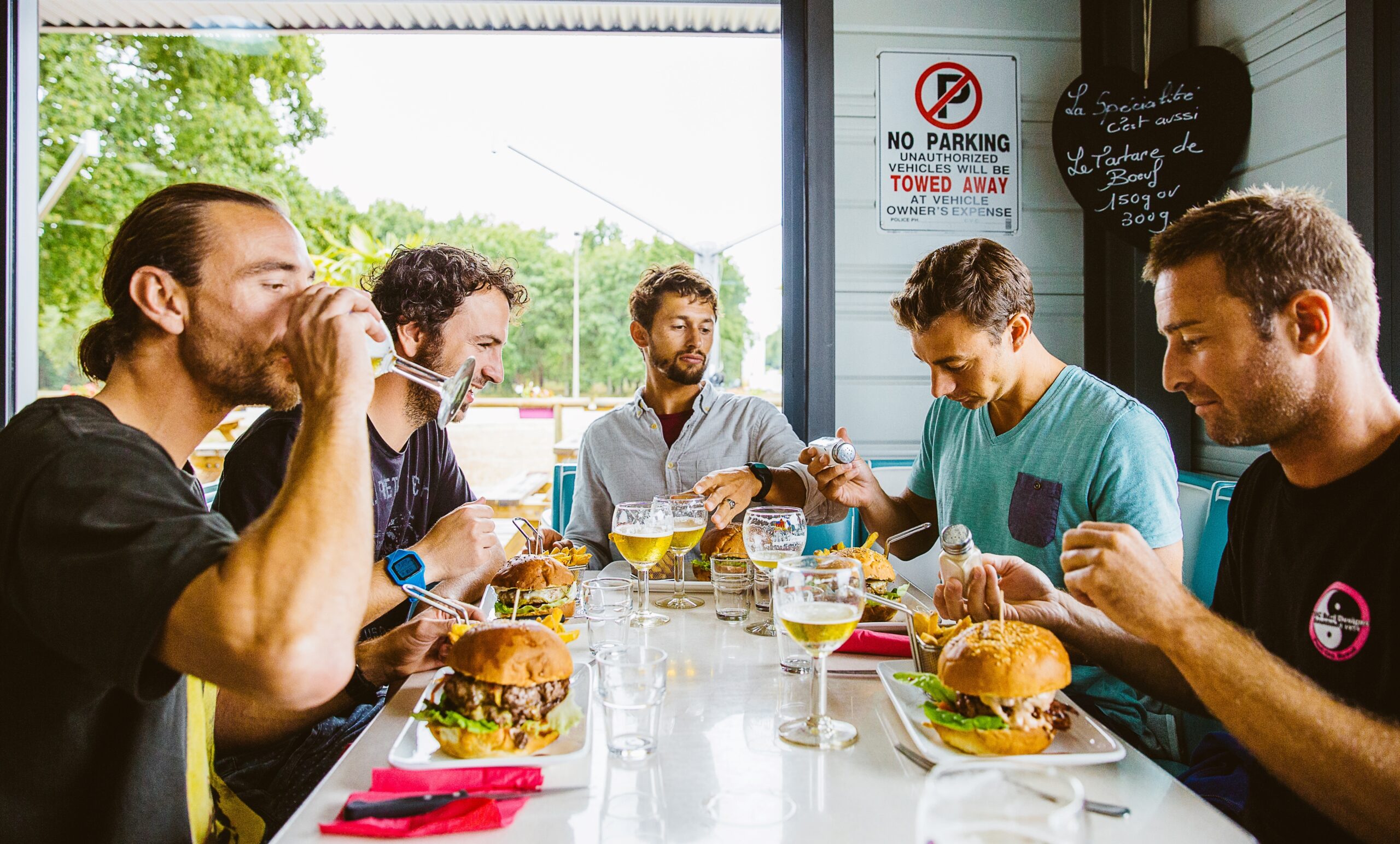 Une bande de copains mangent au Diners.