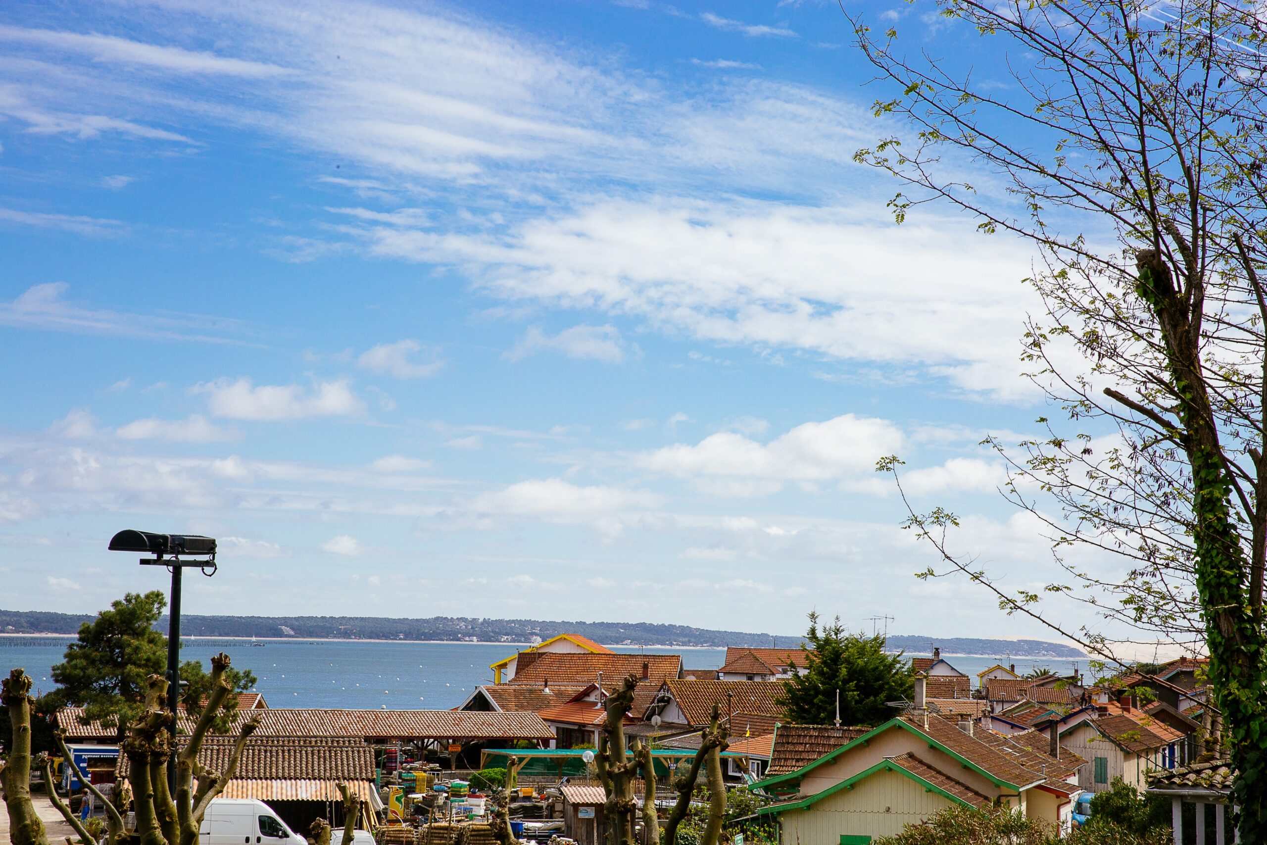 Le village du Four avec le Bassin en arrière plan.