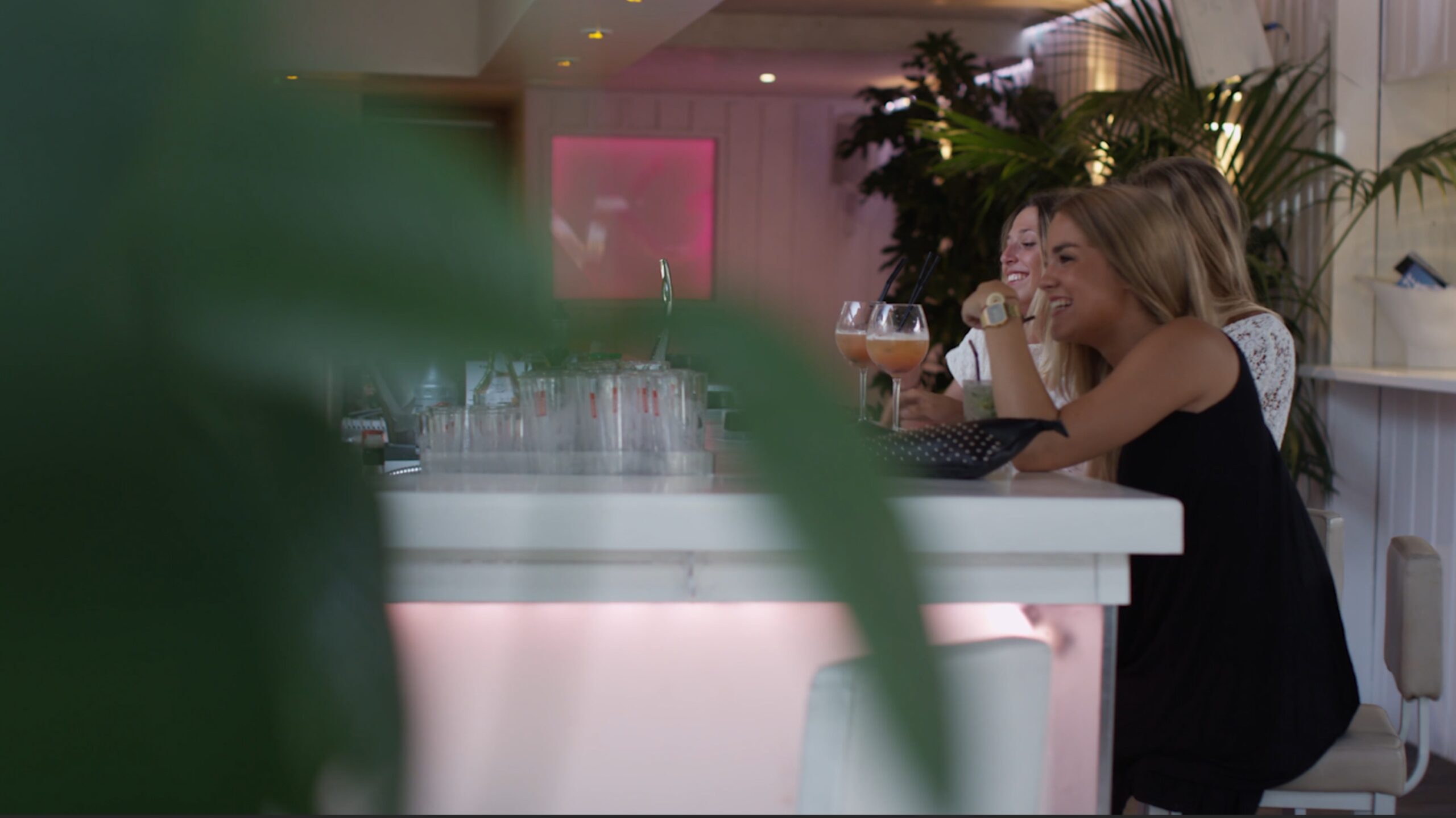 Des femmes boivent un verre dans un établissement à la Vigne.