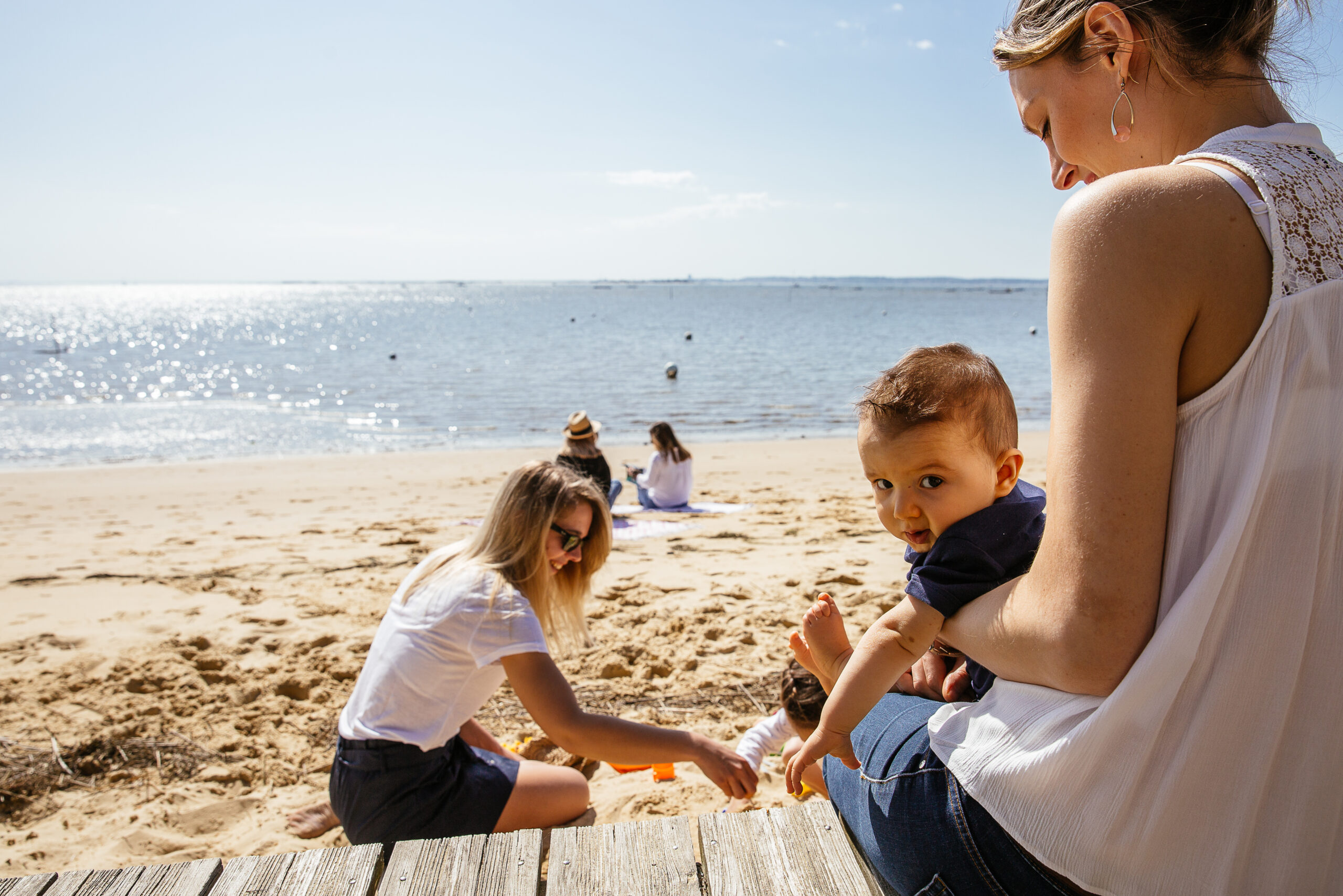 Une mère avec ses enfants s'amusent sur la plage de Grand Piquey.