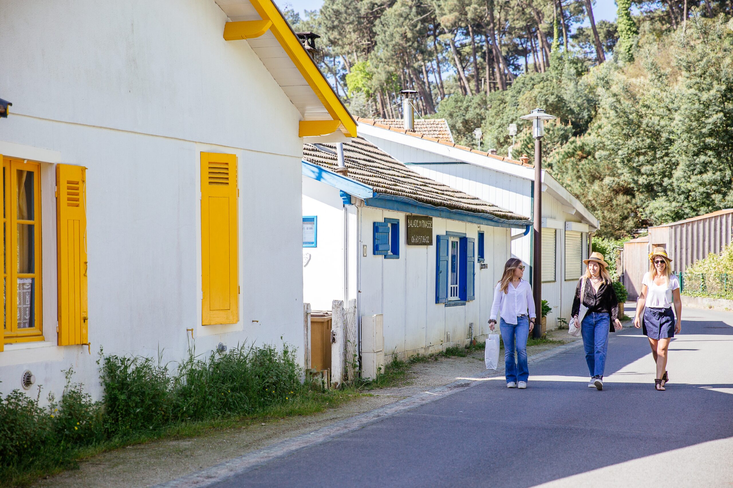 3 filles marchent dans les rues de Petit Piquey.