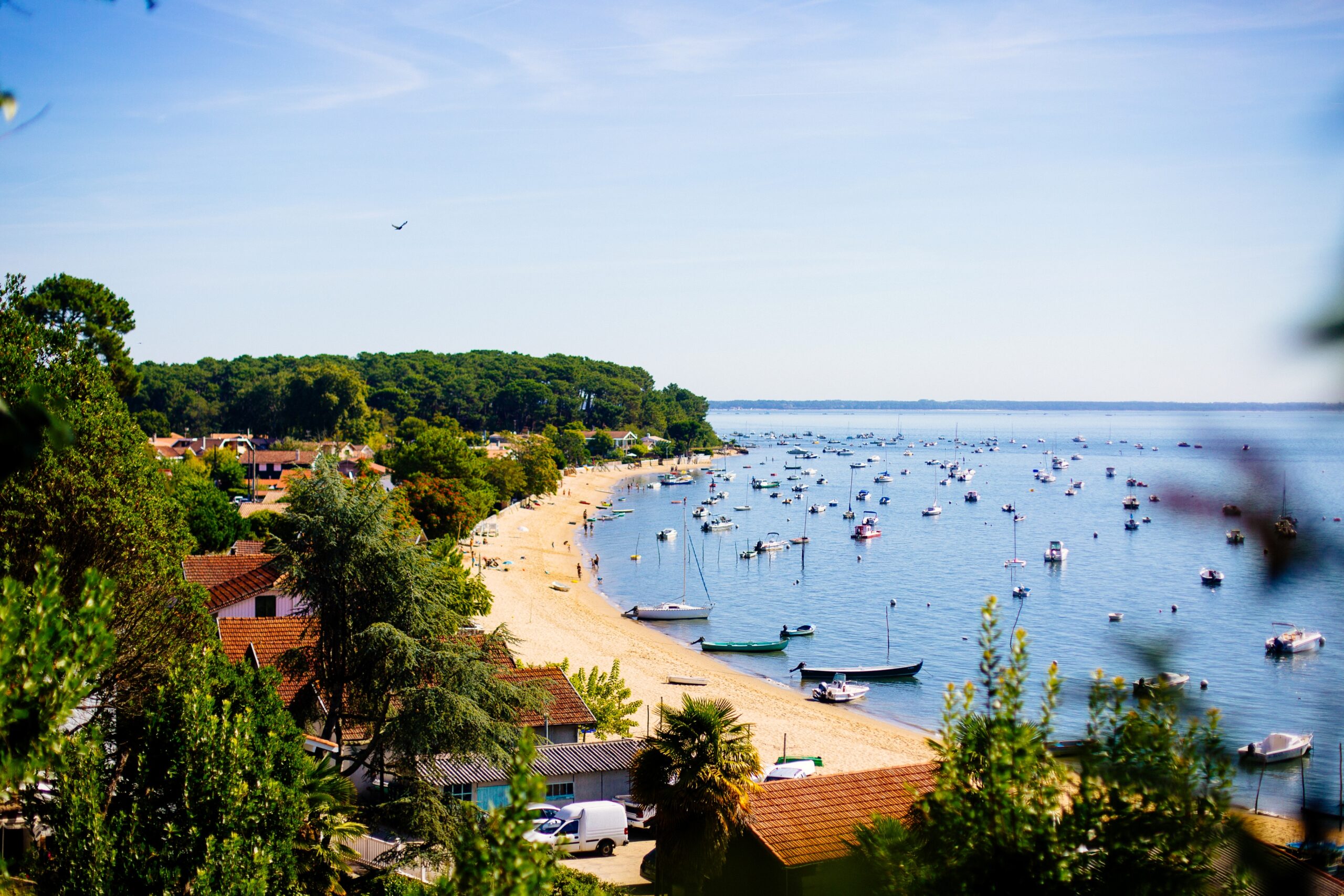 La Pointe au chevaux, une vue sur les maisons au bord de la plage et le bassin.