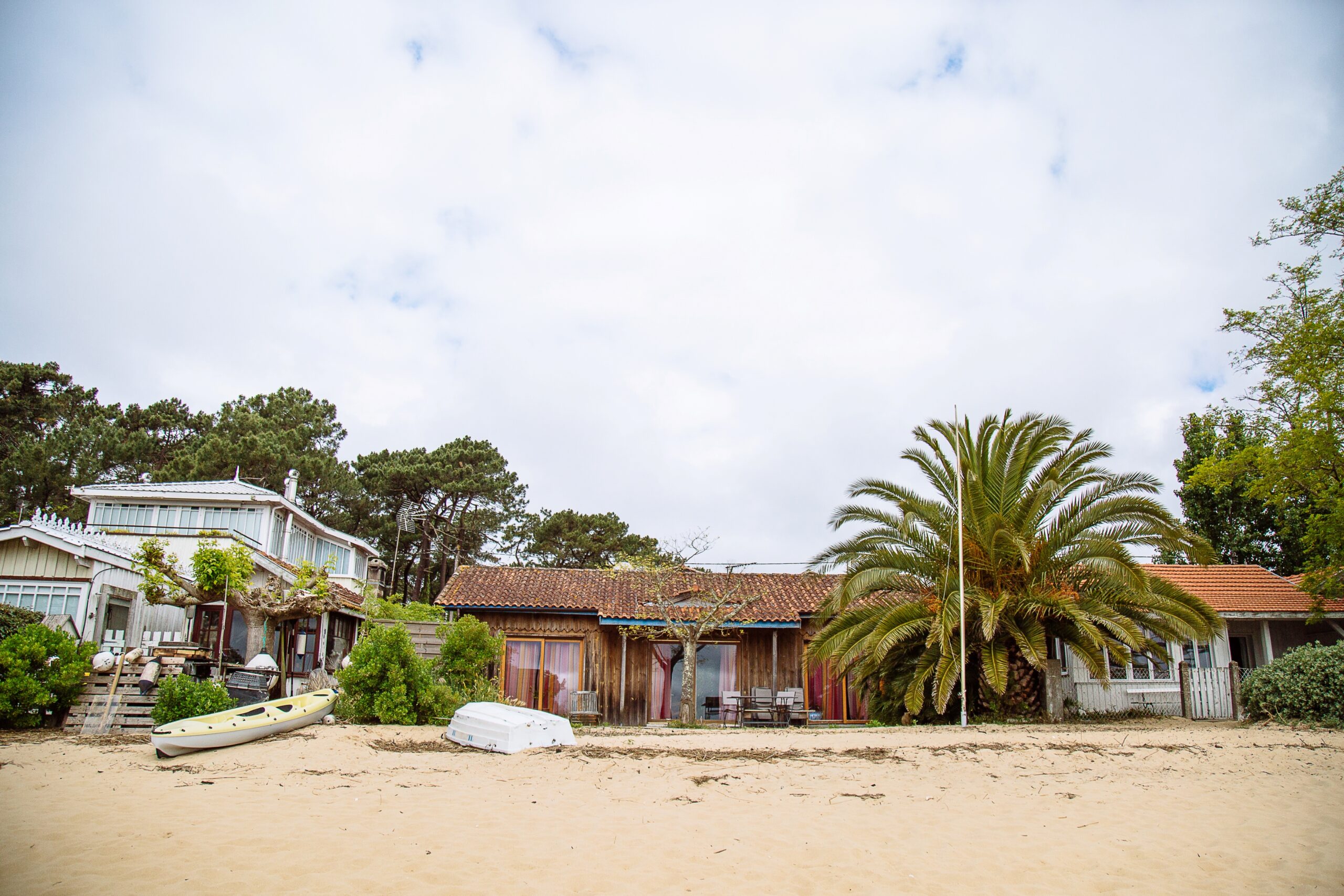 Maisons qu'on aperçoit de la plage des Jacquets.