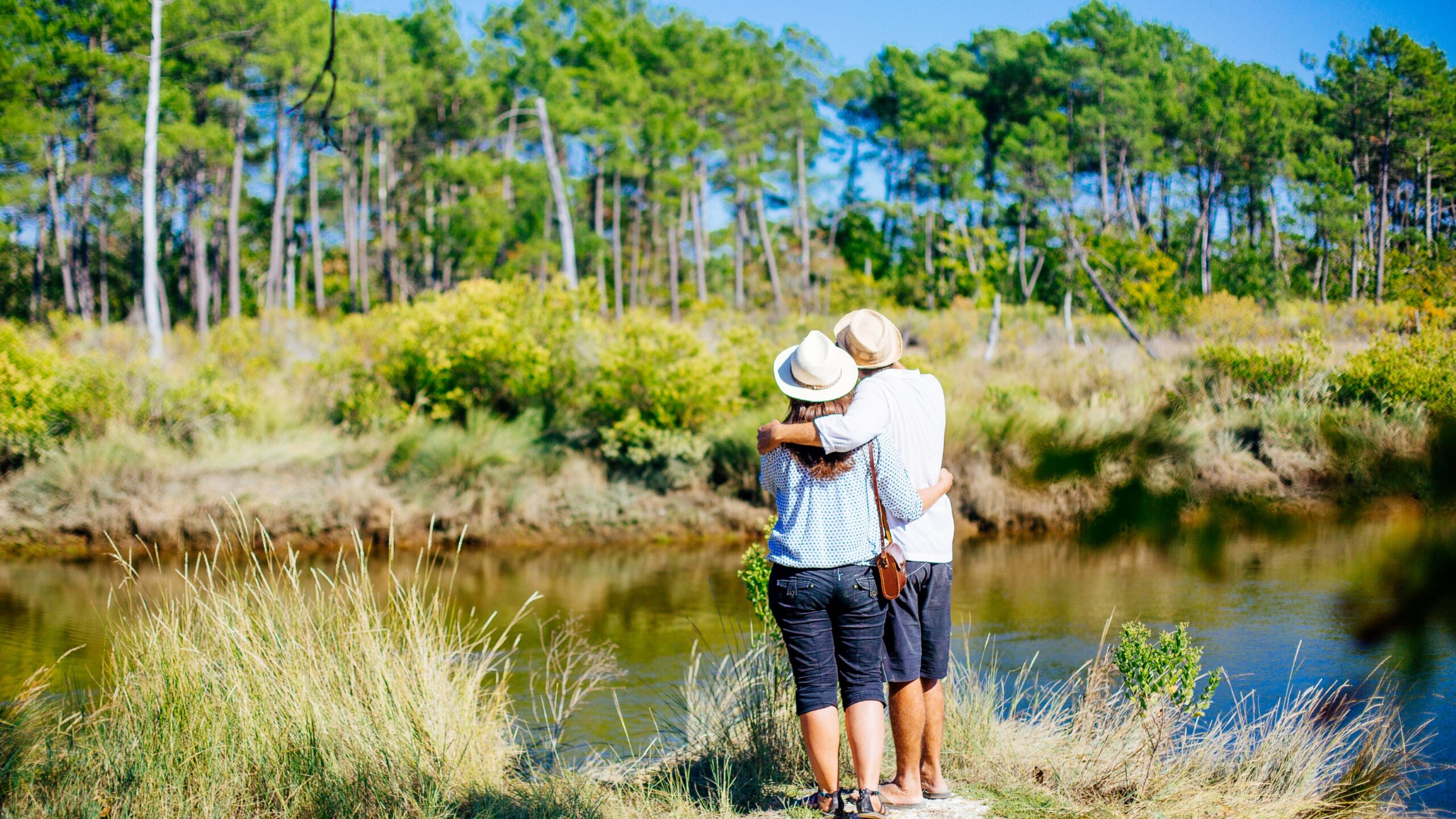 Un couple regarde les prés salés.