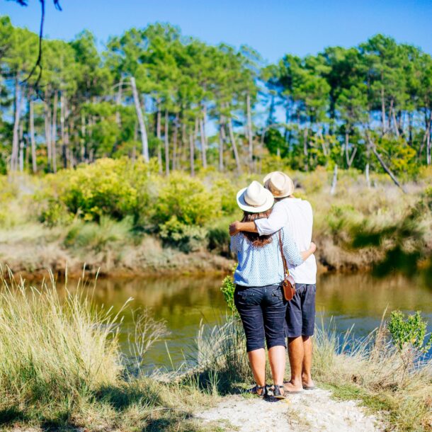 Un couple regarde les prés salés.
