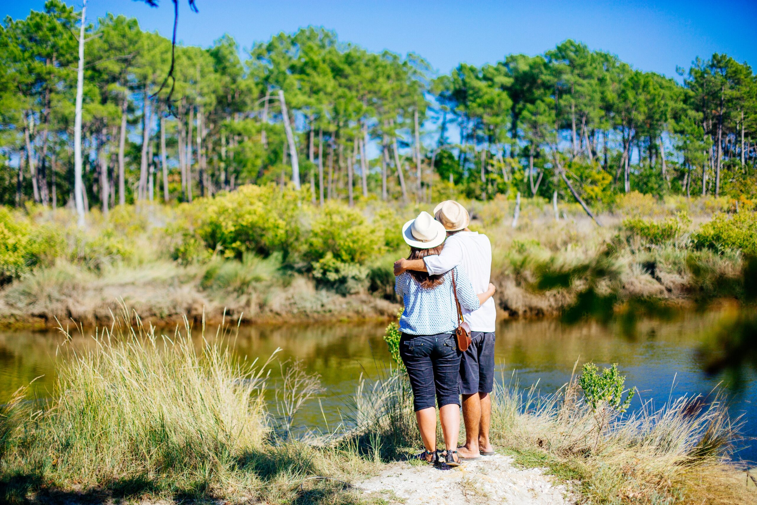 Un couple regarde les prés salés.