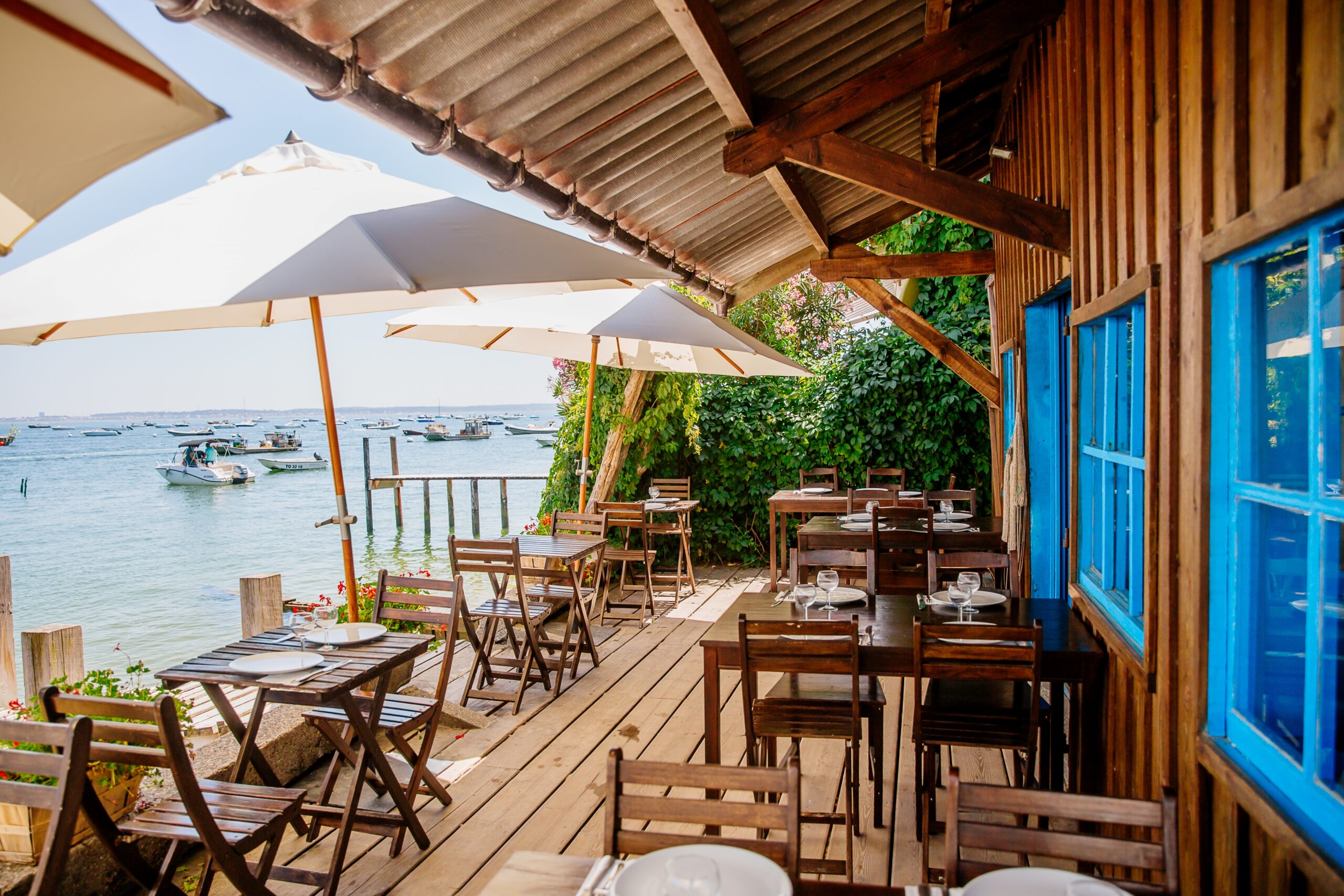 Terrasse d'une cabane ostréicole à Piraillan.