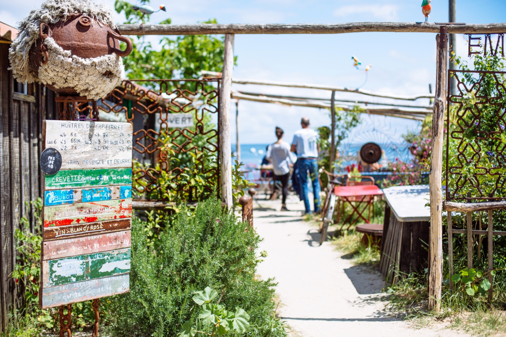 Terrasse d'un restaurent à l'Herbe avec vue sur le Bassin.