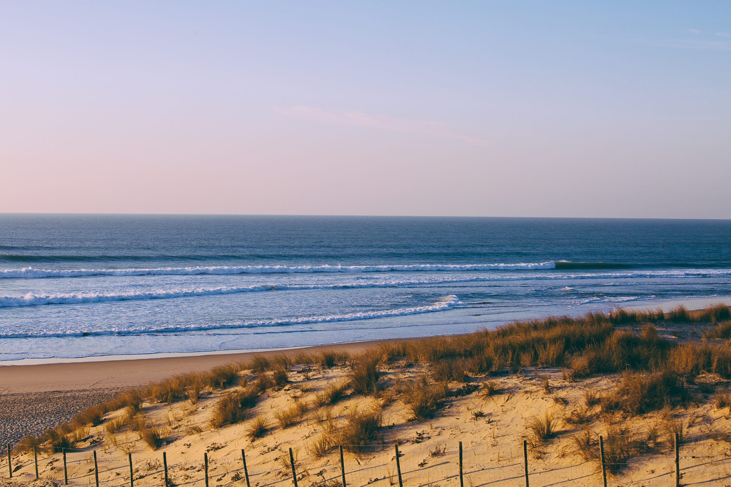 La plage océanique du Grand Crohot au coucher de soleil.