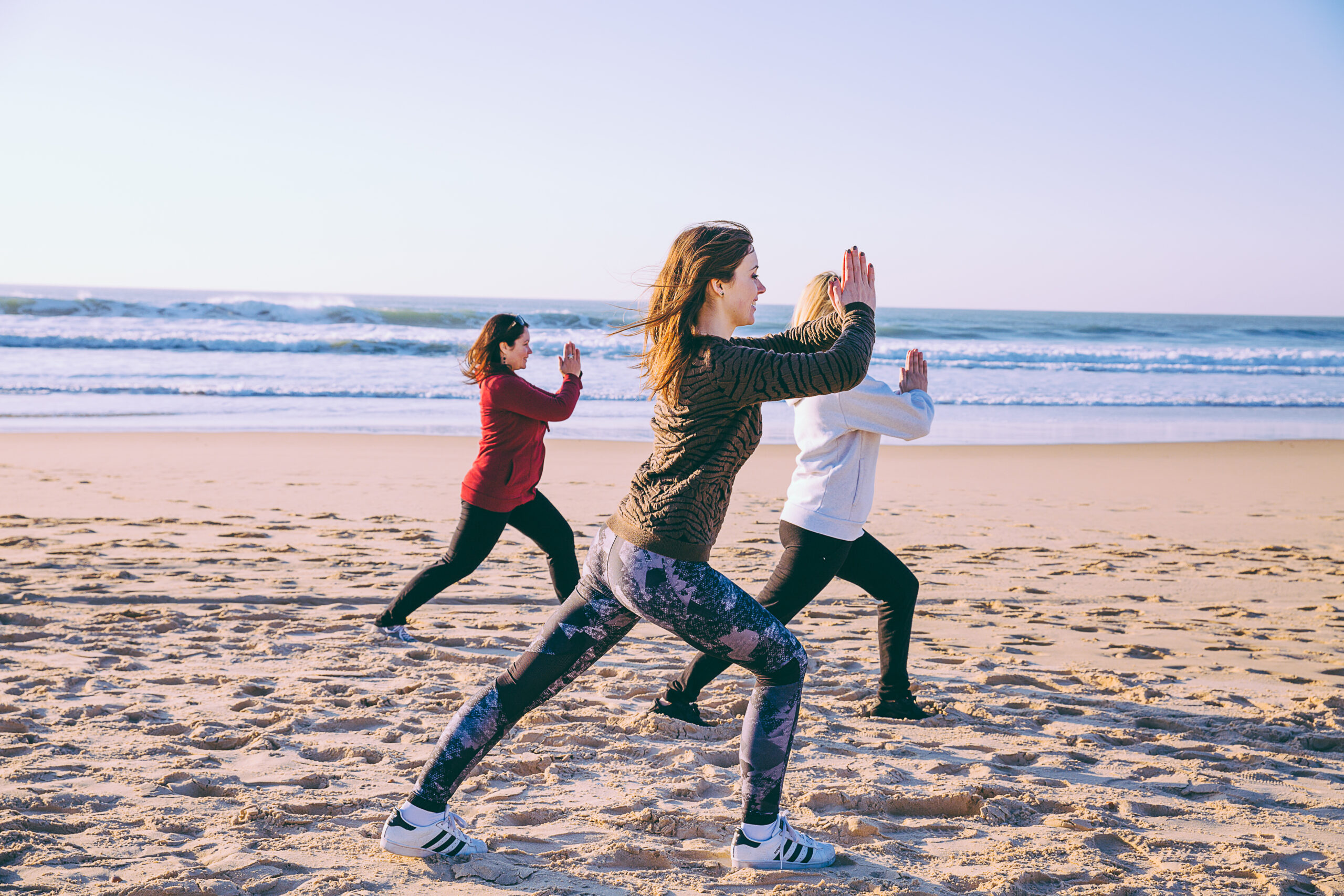 3 femmes font du Yoga sur la plage du Grand Crohot.
