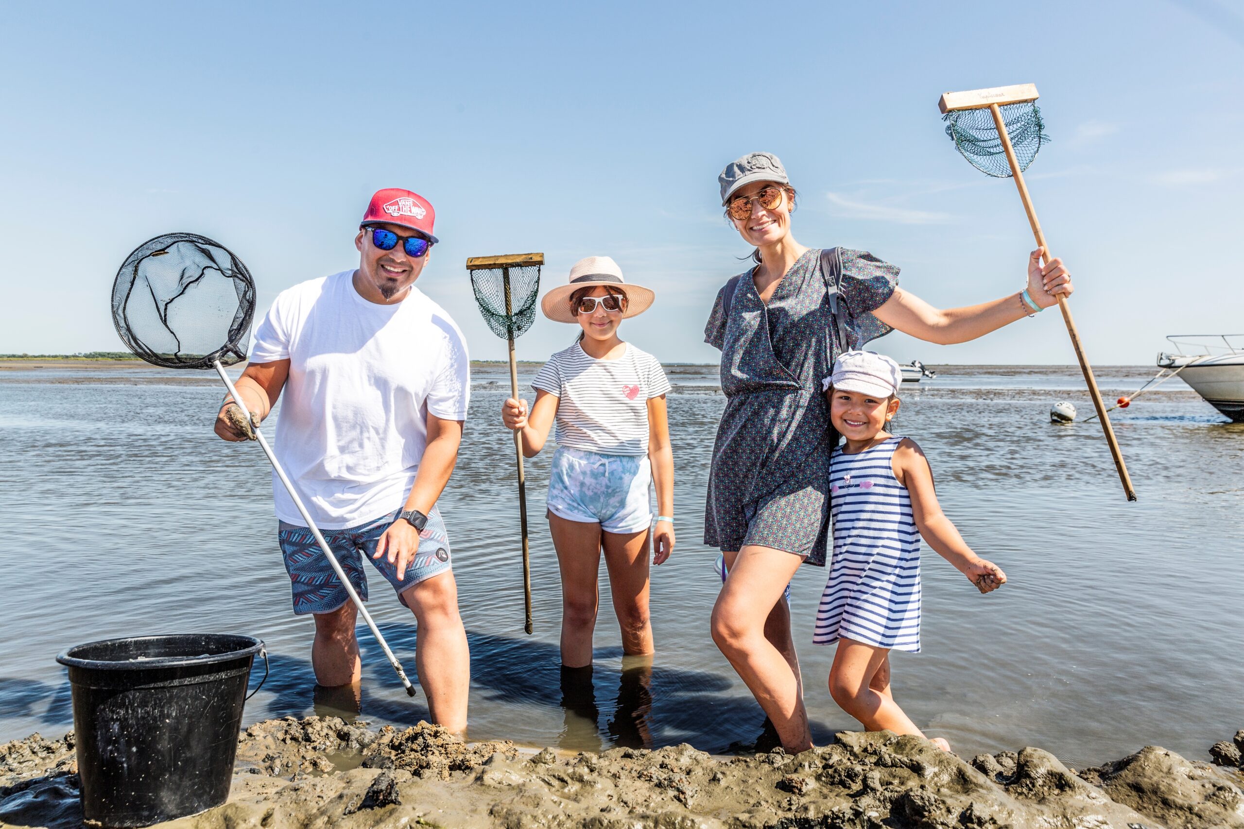 Une famille fait de la pêche à pied une activité organisée par le camping des pastourelles.