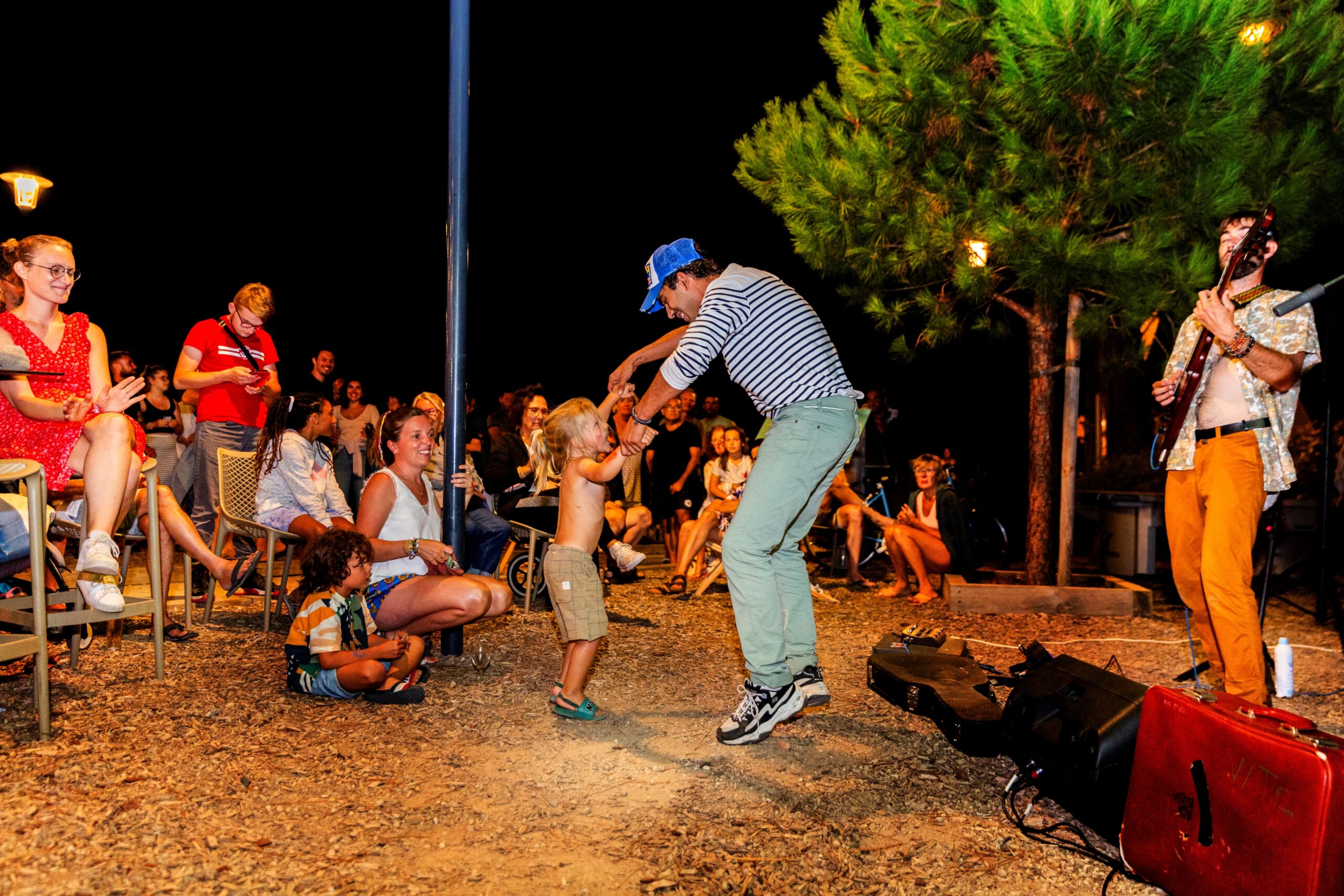 Une soirée organisée par le camping Les Pastourelles, où un groupe a été invité. On y voit un père et son enfant danser ensemble sur la piste de danse.