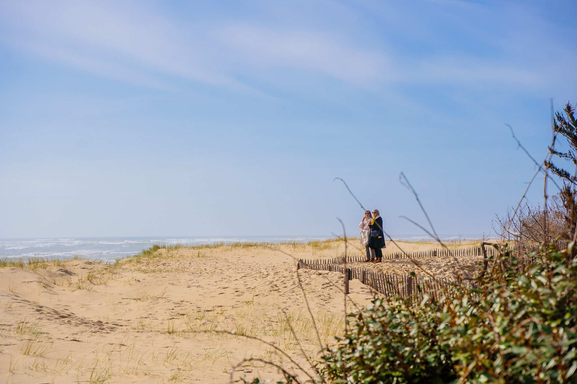 Un couple sont sur la plage à la pointe du Cap Ferret.