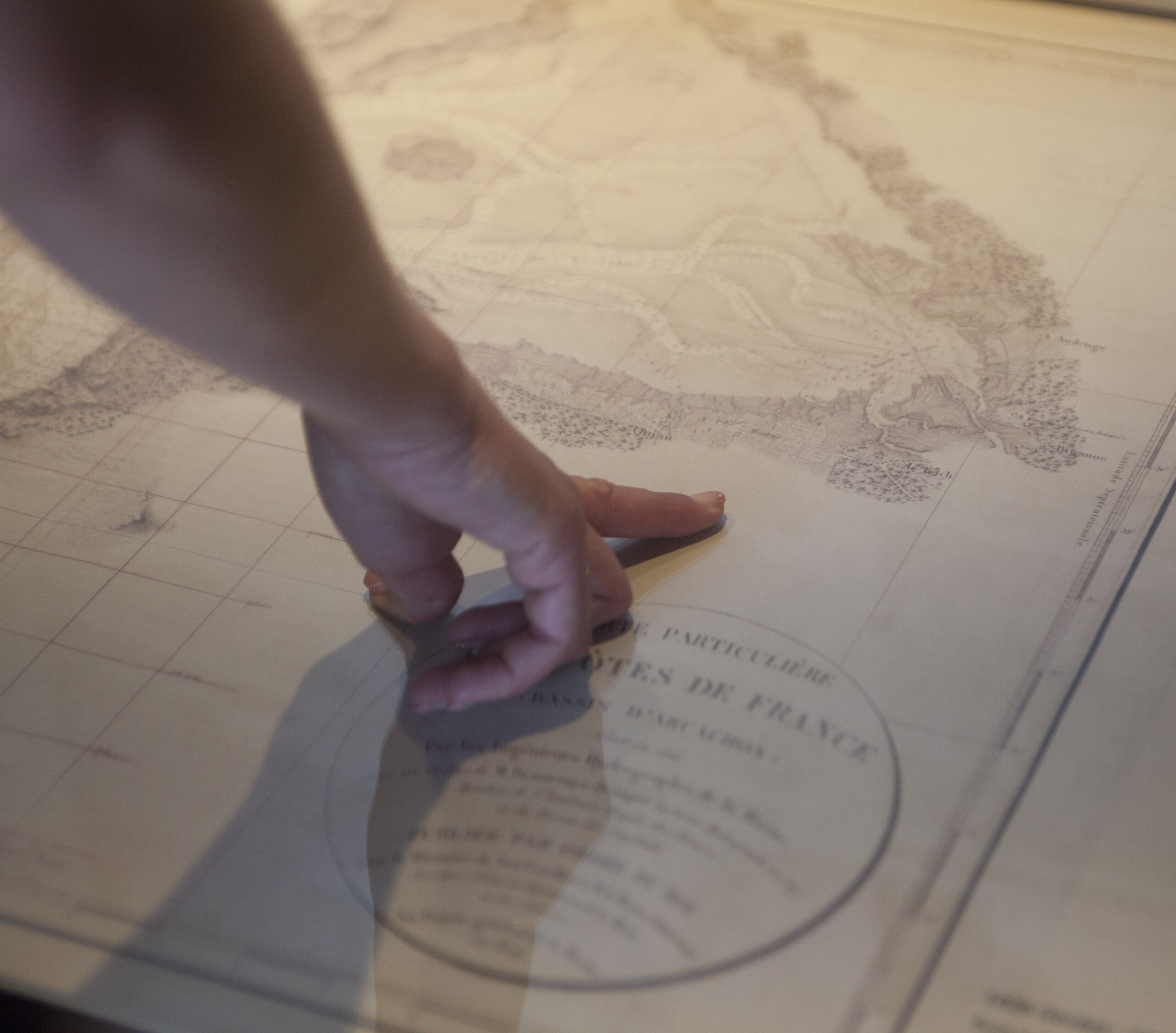 L'exposition dans la salle des cartes à l'intérieur du phare.