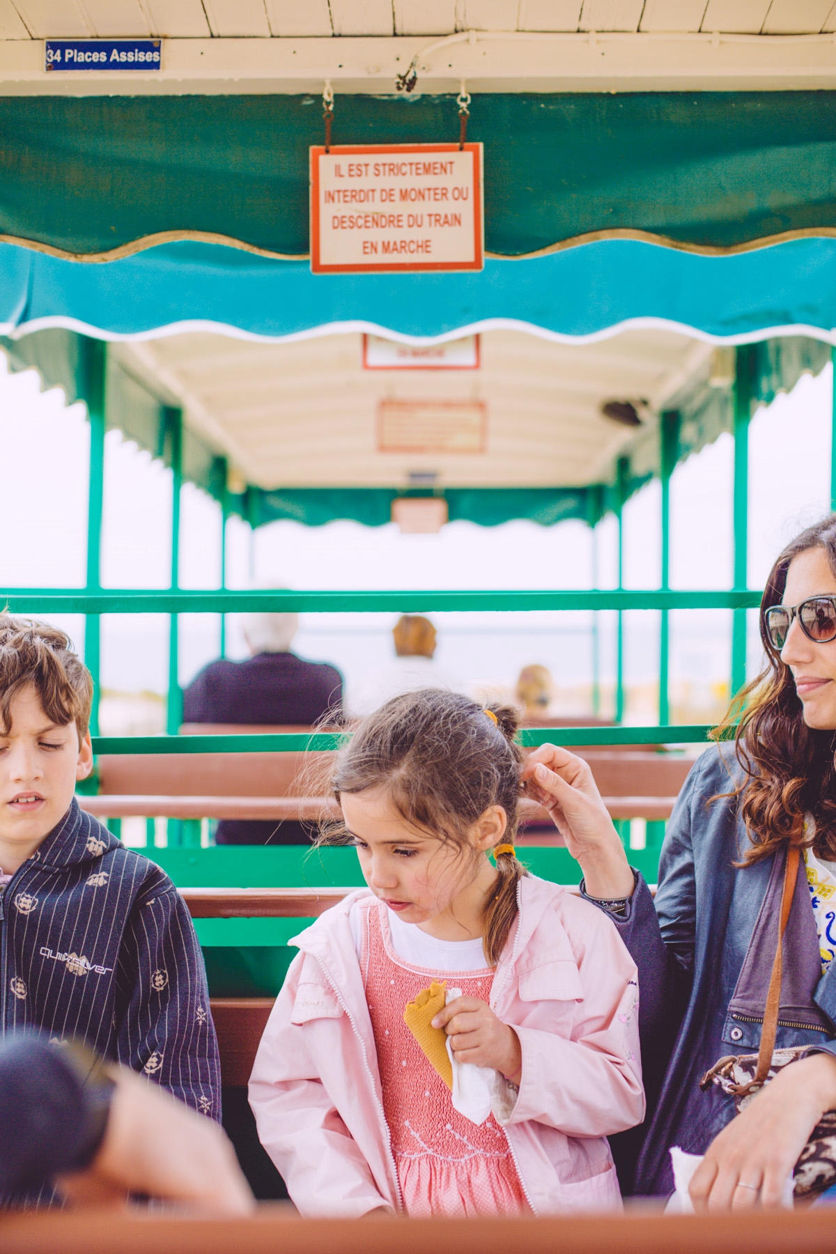 Des enfants avec sa mère sont dans le petit train touristique du Cap Ferret.