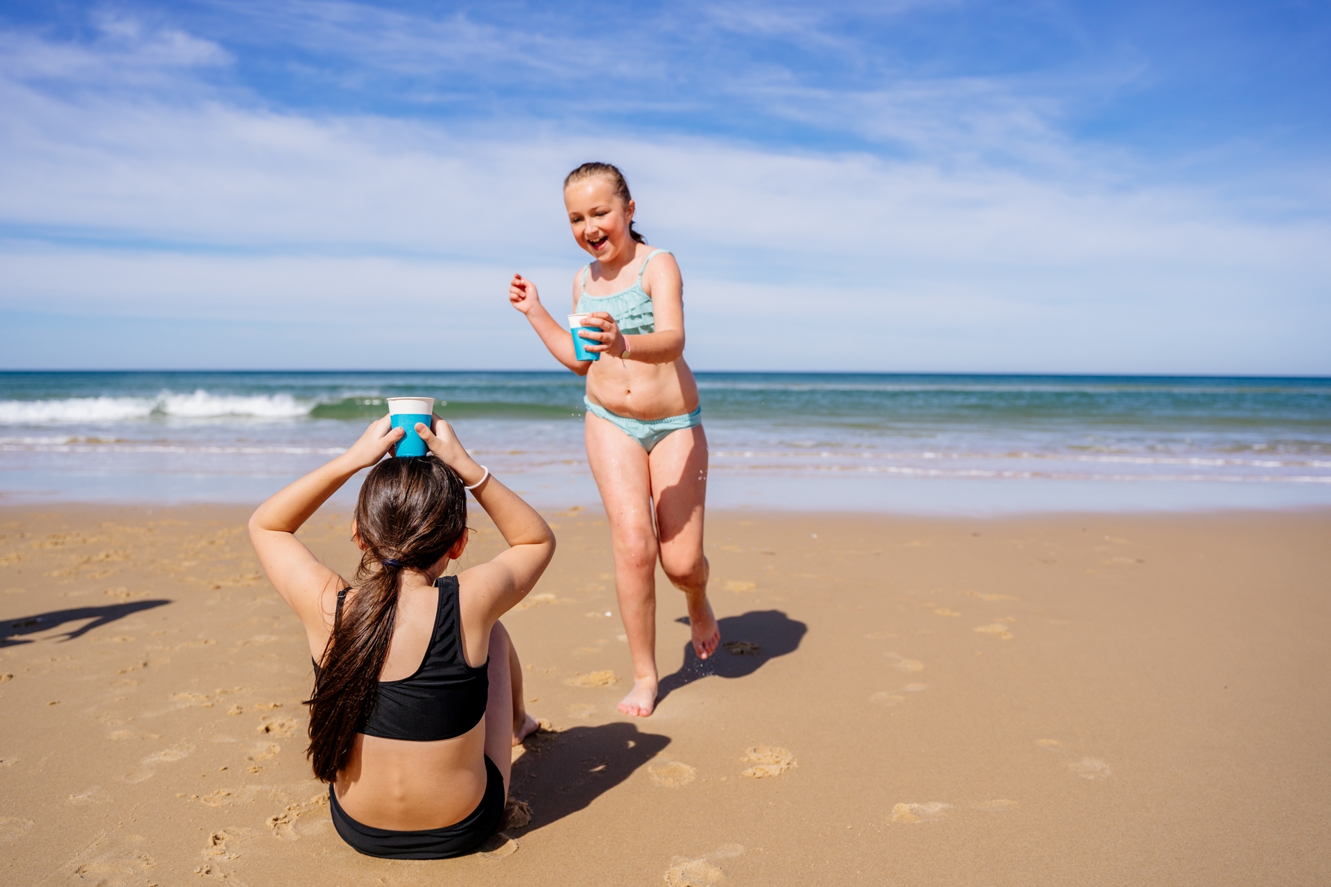 Des enfants s'amusent sur la plage océane du Cap Ferret.
