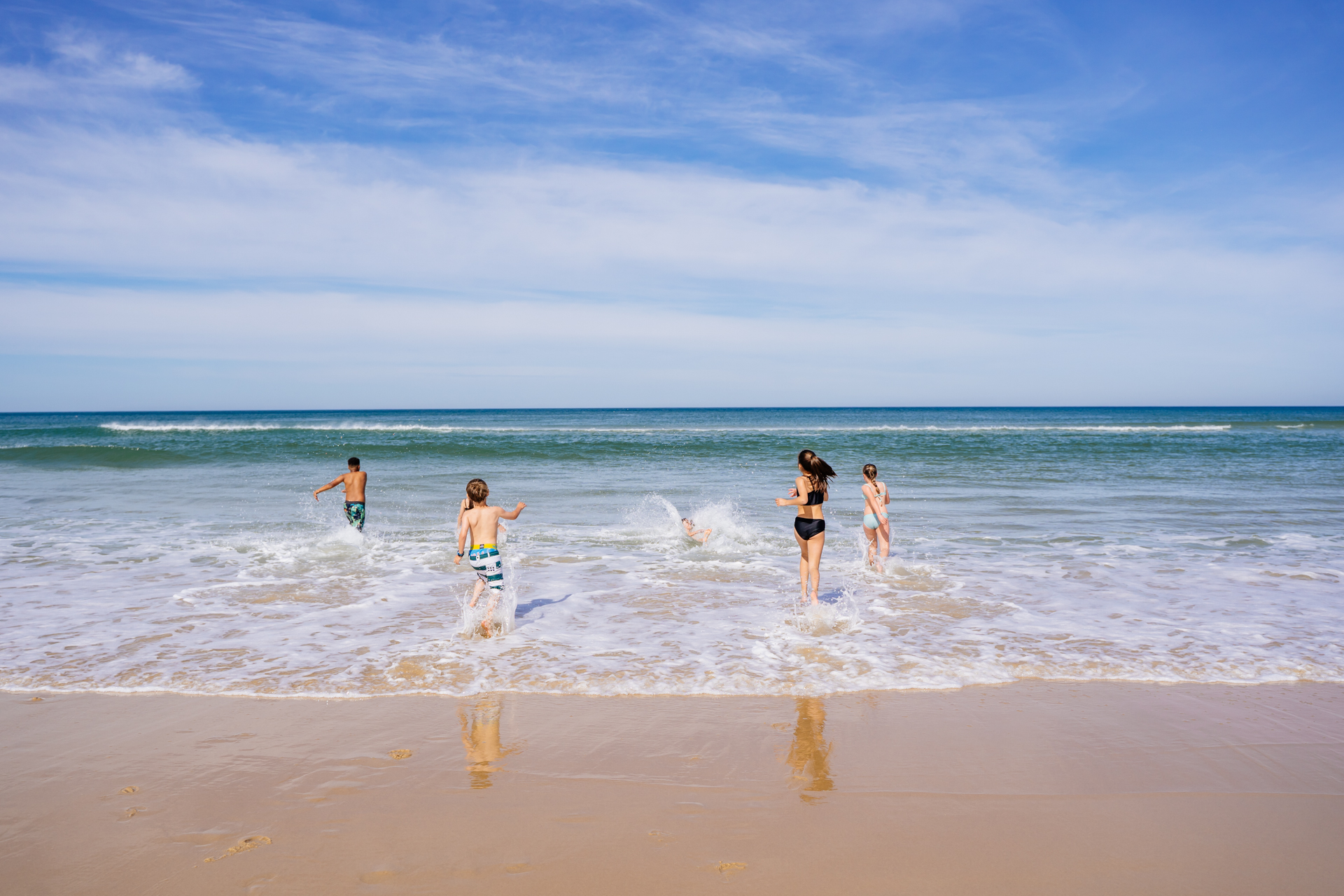 Des enfants se beignent à l'Océan.