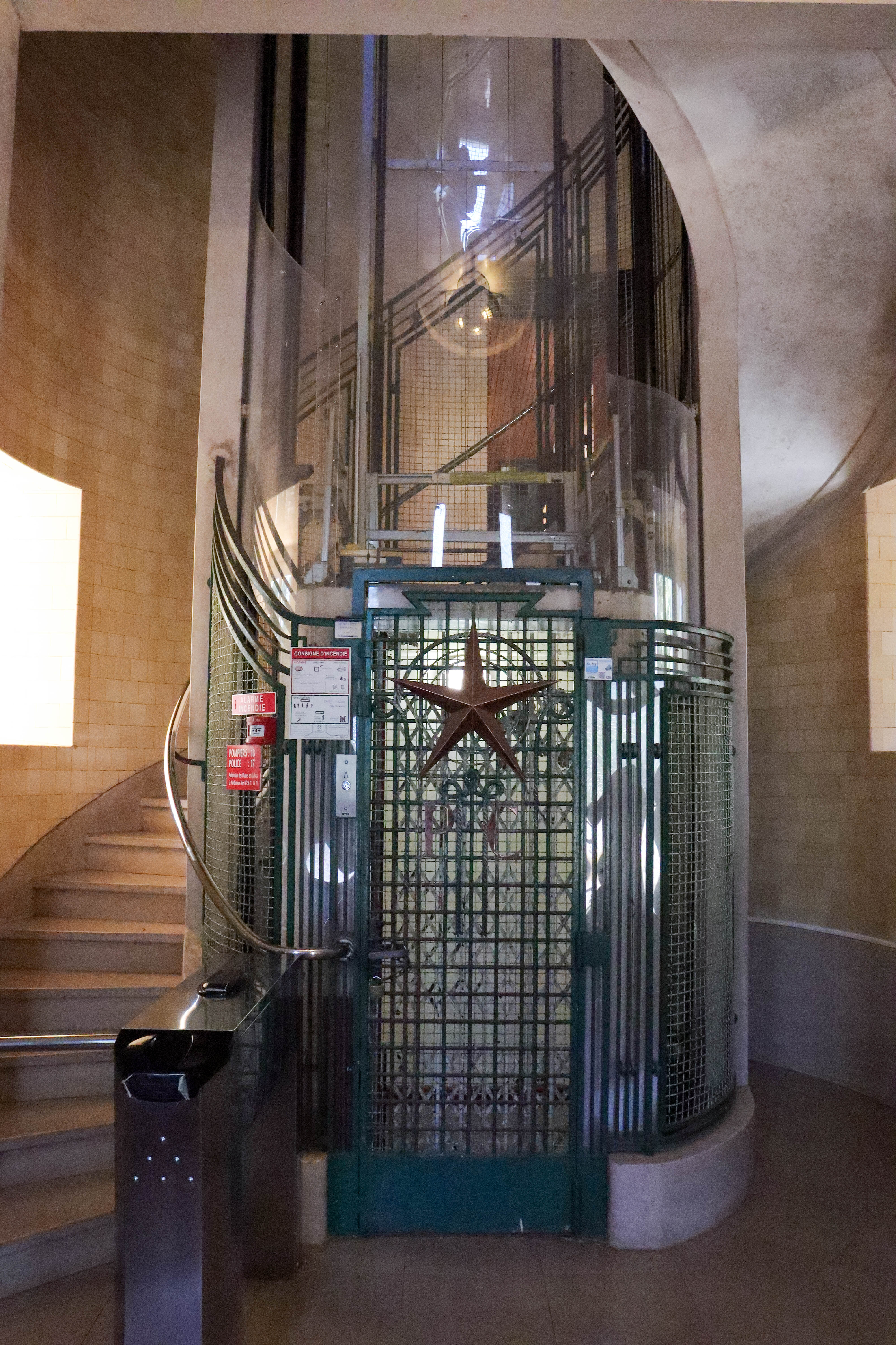 Le monte charge à l'intérieur du phare du Cap Ferret