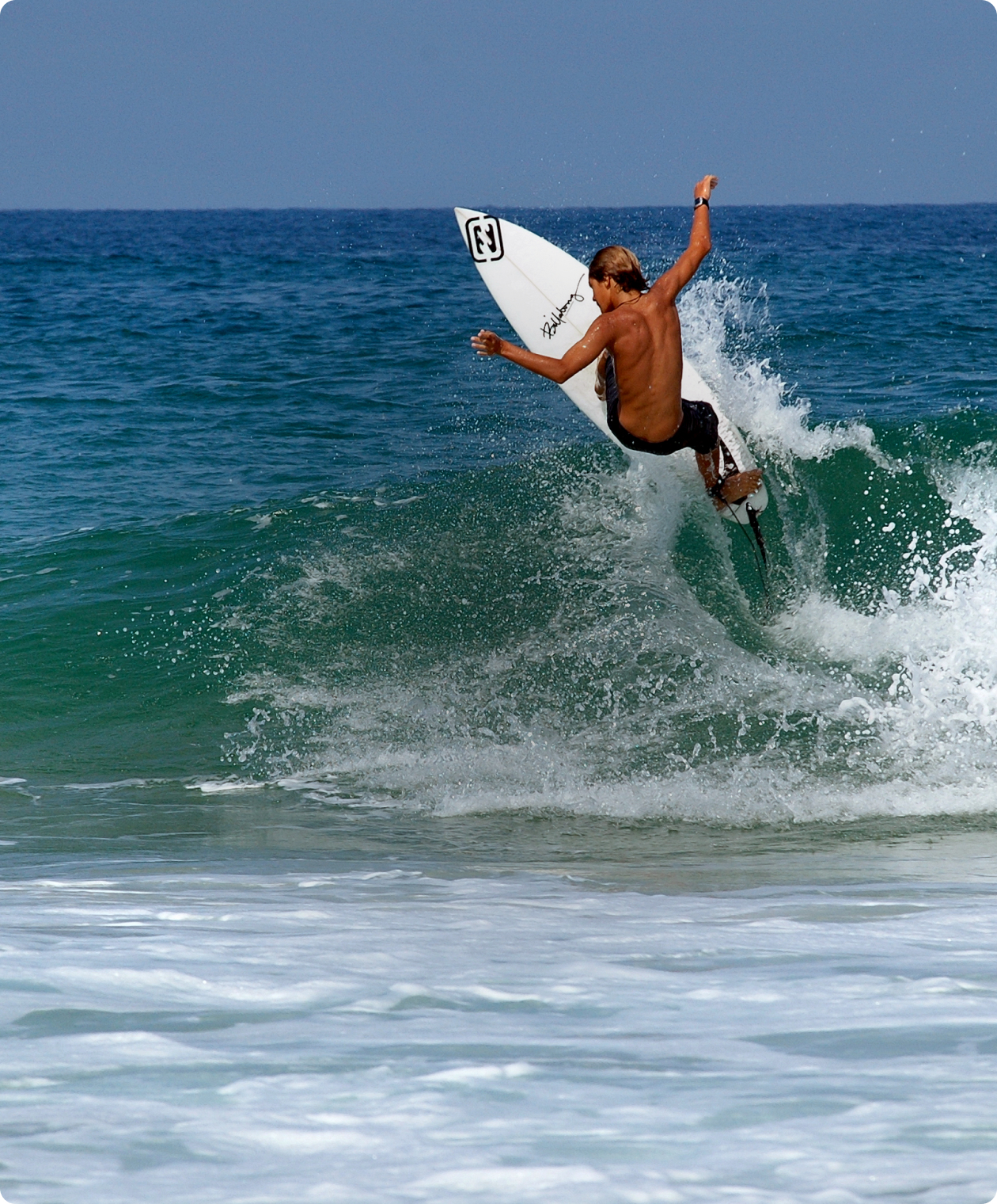 Surfeur prend une vague