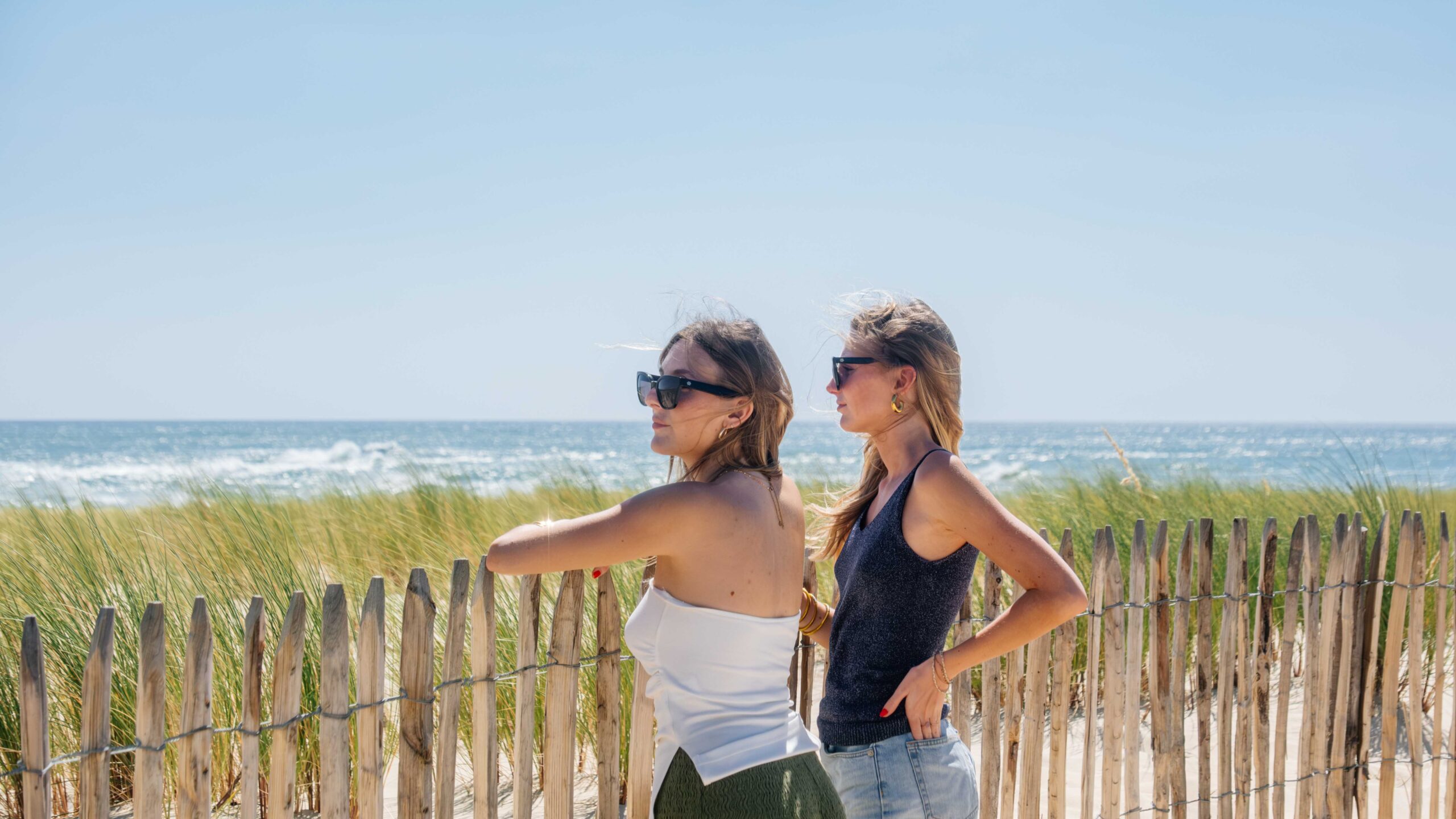 Deux filles regardent l'horizon à la pointe.