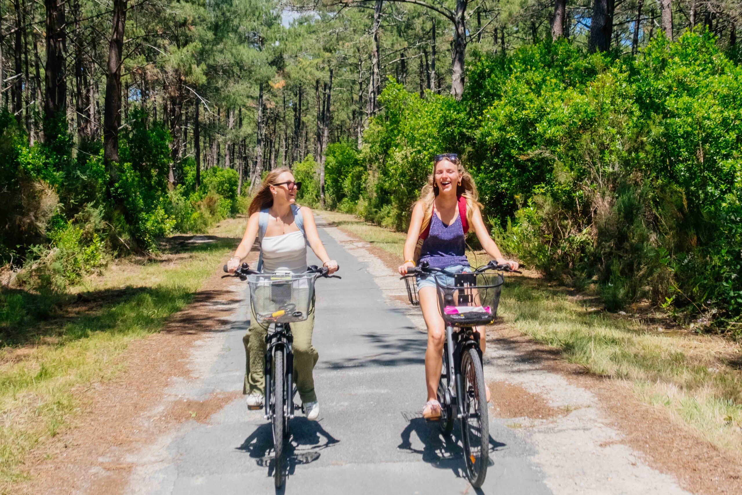 2 filles font du vélo à Lège-Cap Ferret.
