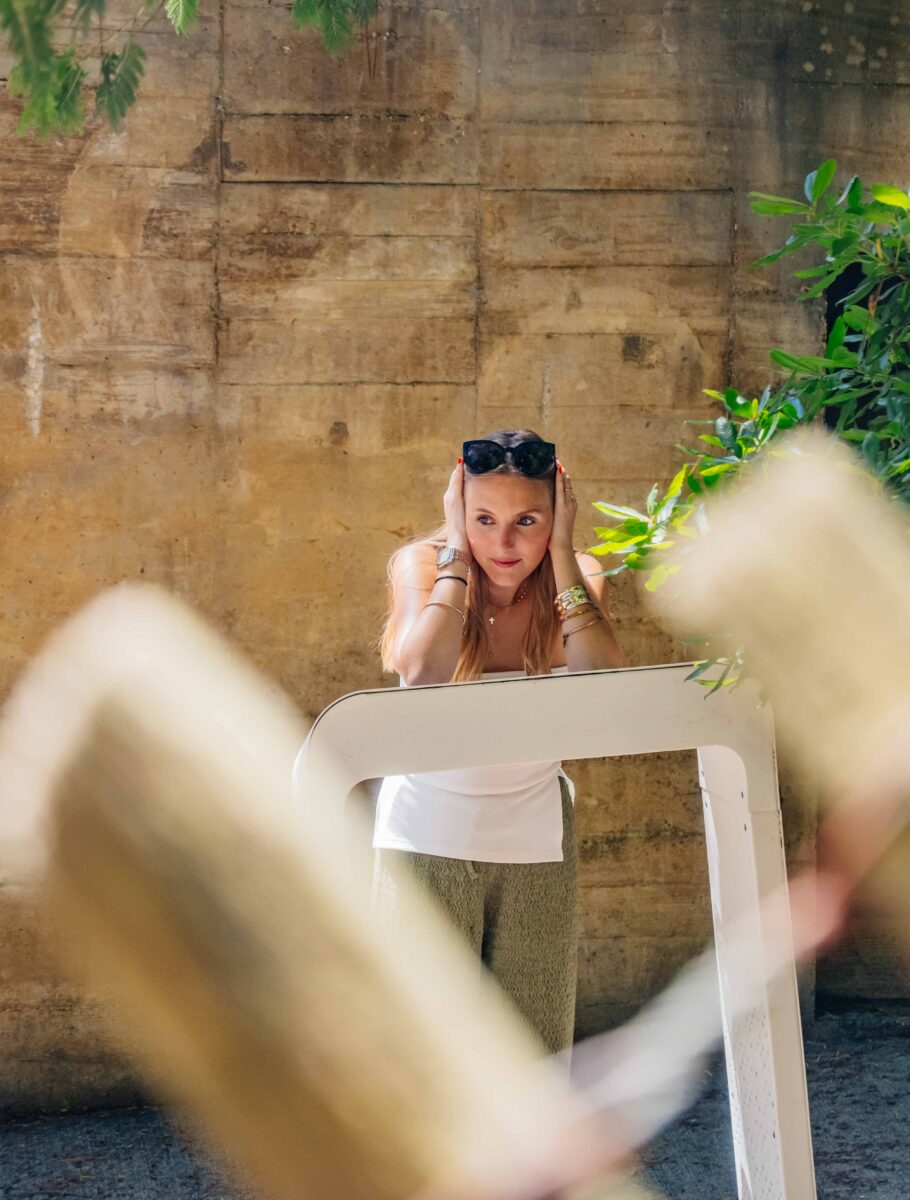 Une fille se sert d'une borne losonante devant le blockhaus qui est à côté du phare du Cap Ferret.