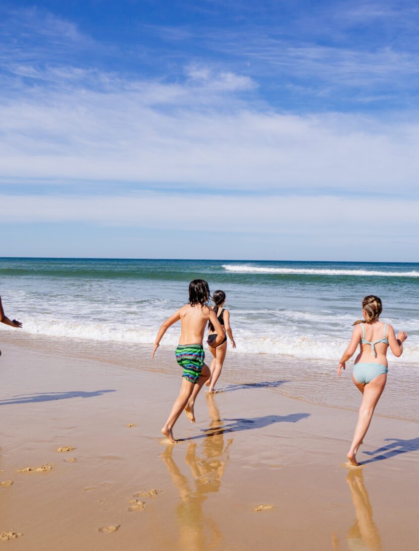 Des enfants se beignent à l'Océan.