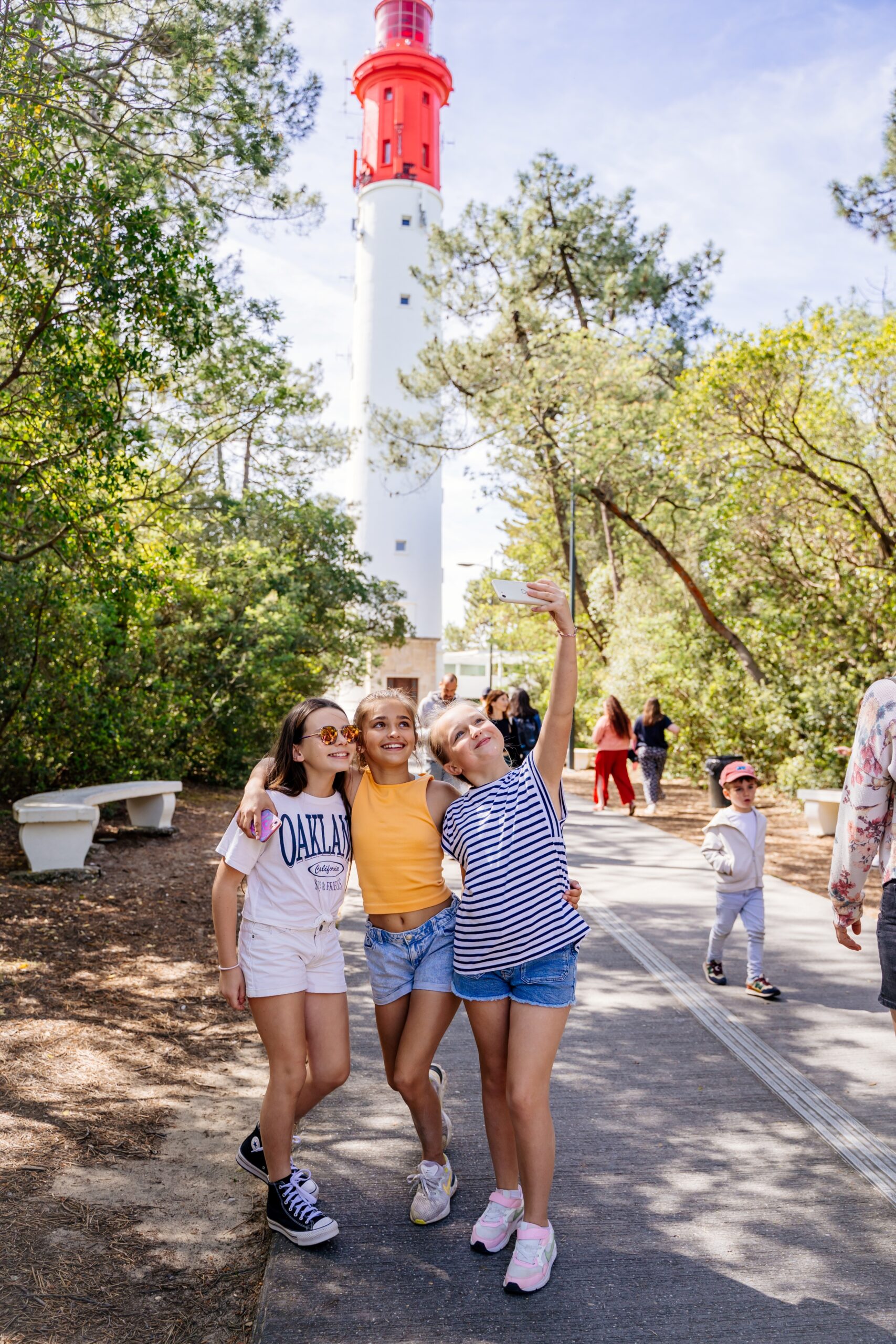 Des enfants se prennent en photo à l'entrée du phare du cap ferret.
