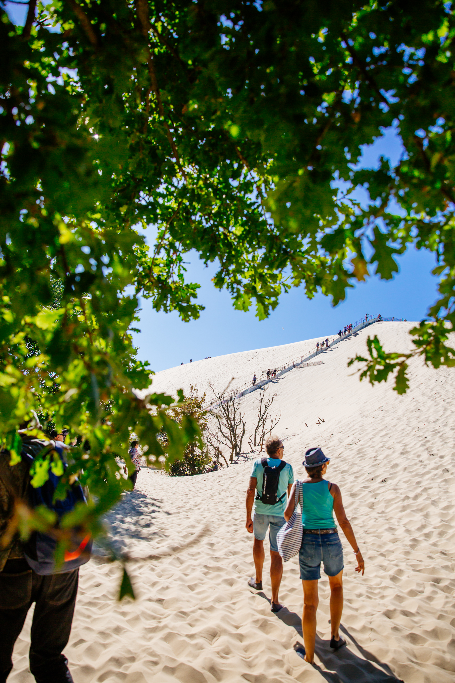 Un couple monte la Dune du Pilat.