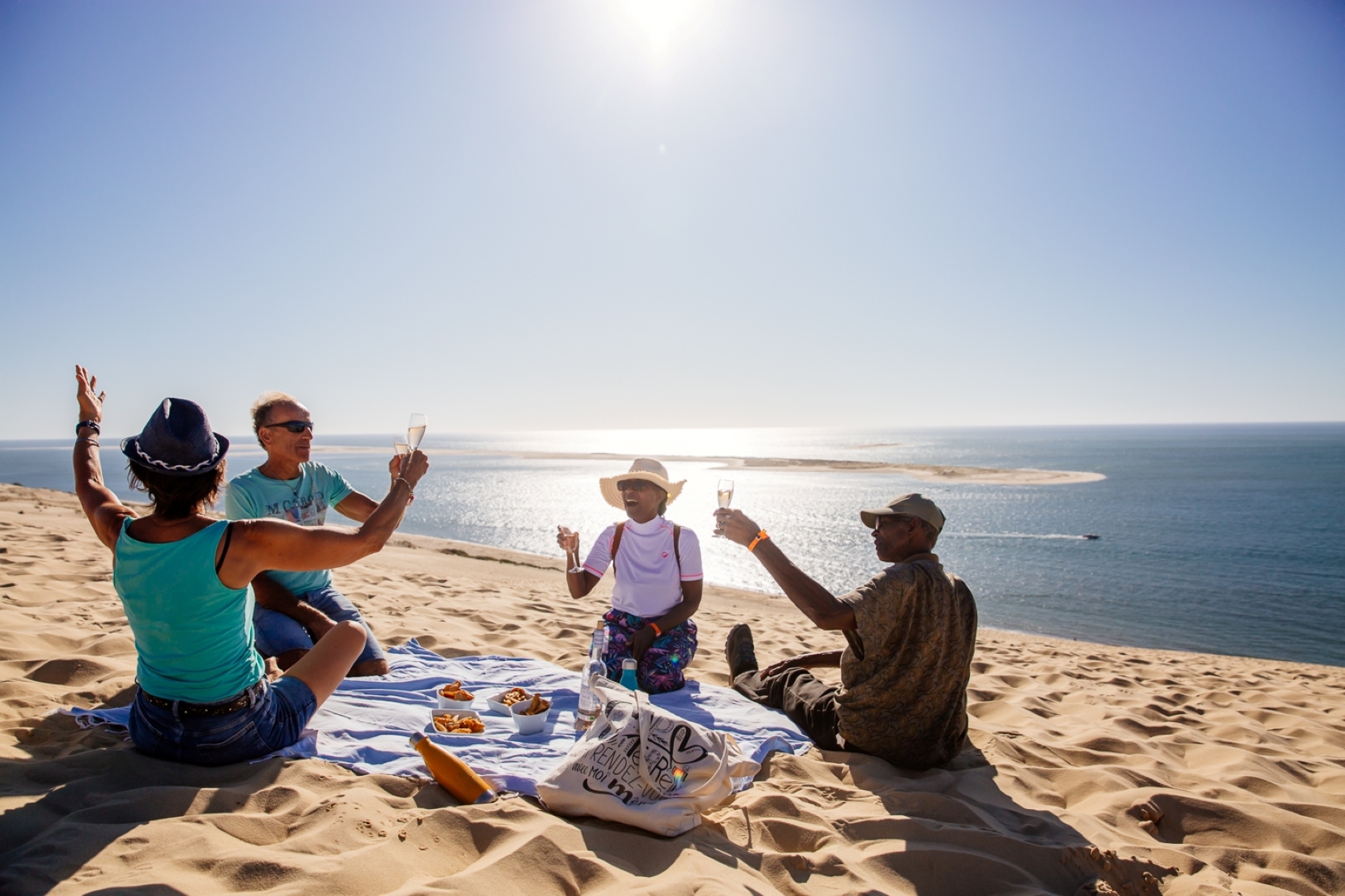 Des couples d'amis font un pique nique sur la dune du pilat.