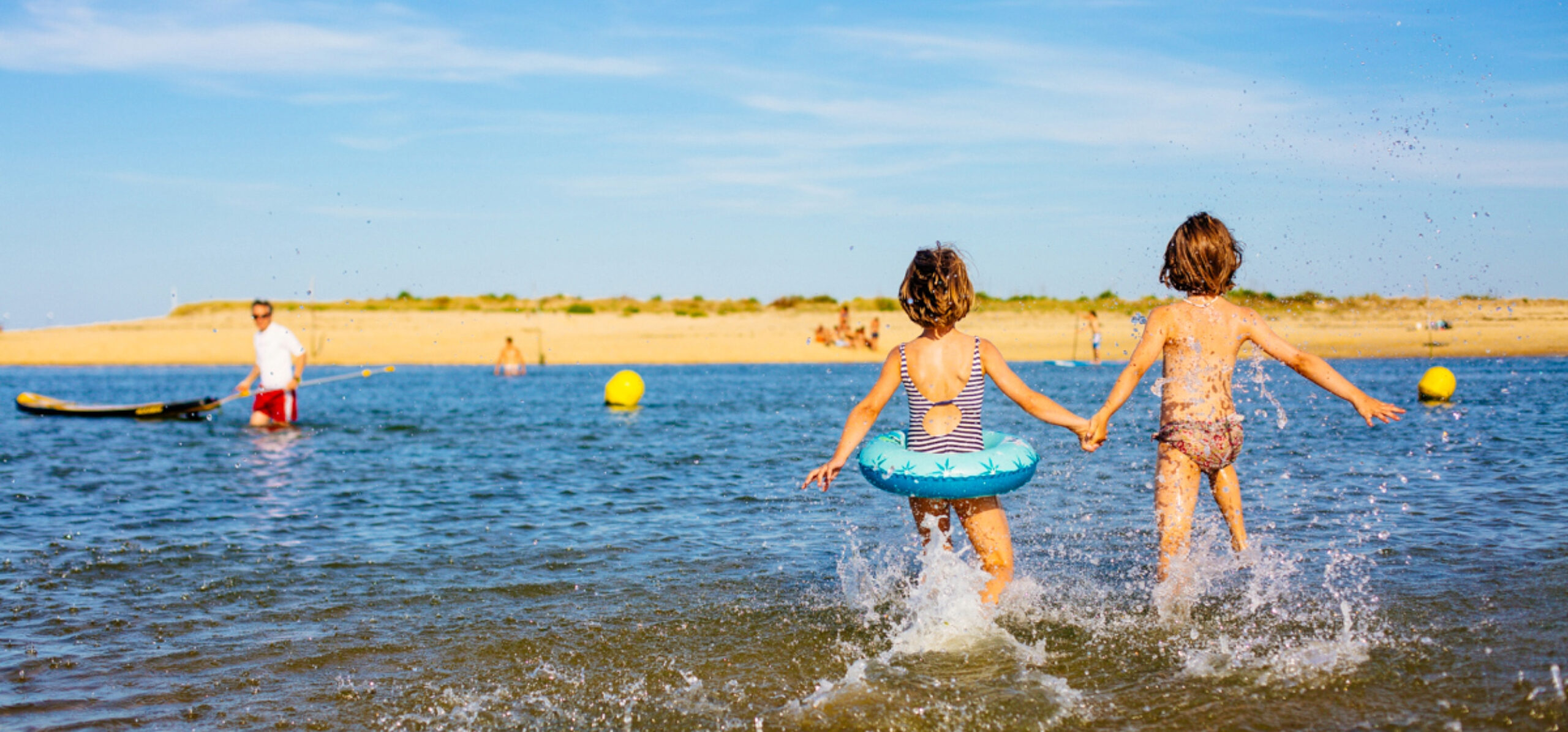 Deux enfants s'amusent dans l'eau