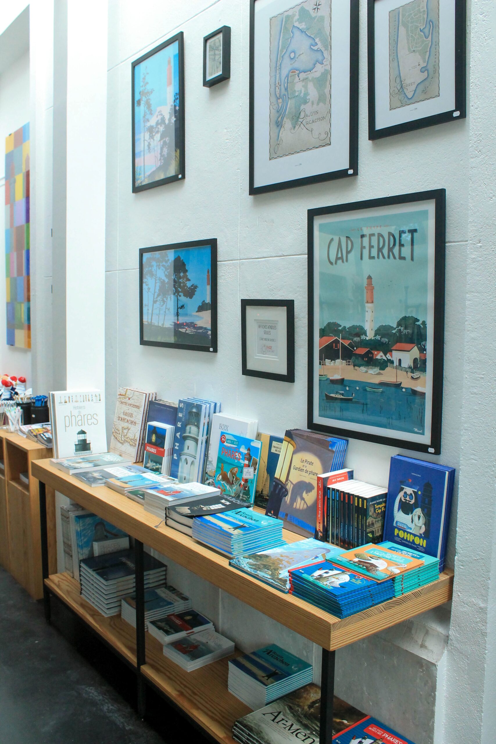 Dans la boutique du phare, avec les livres et les posters.
