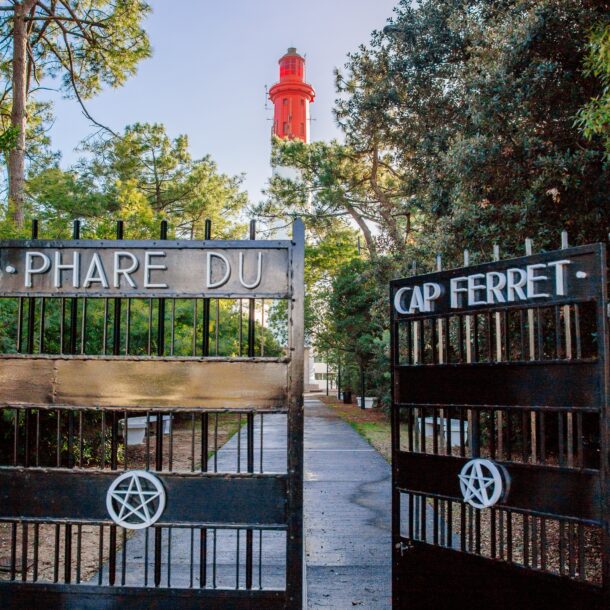 entrée du phare du Cap Ferret avec le portail en premier plan.