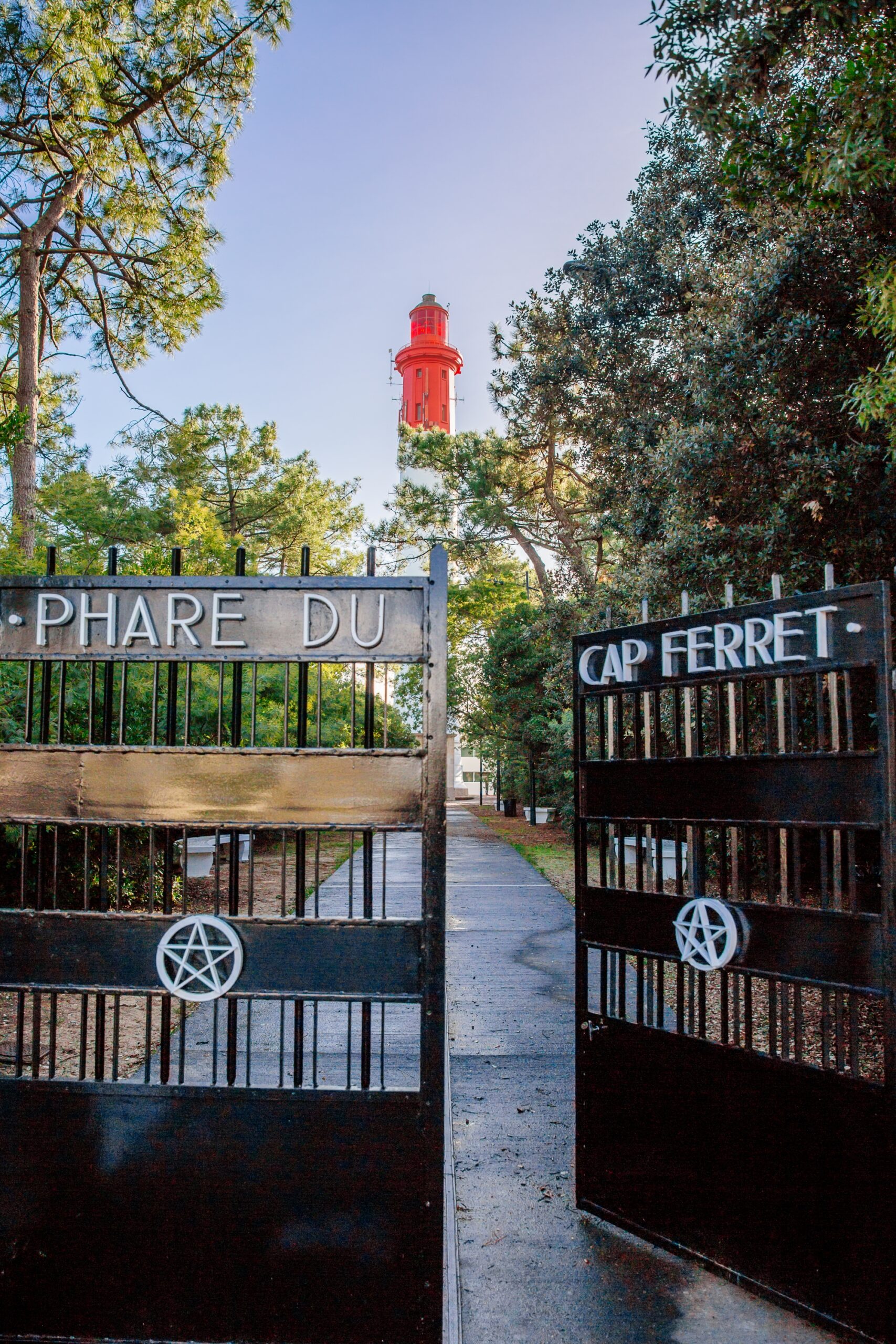 entrée du phare du Cap Ferret avec le portail en premier plan.
