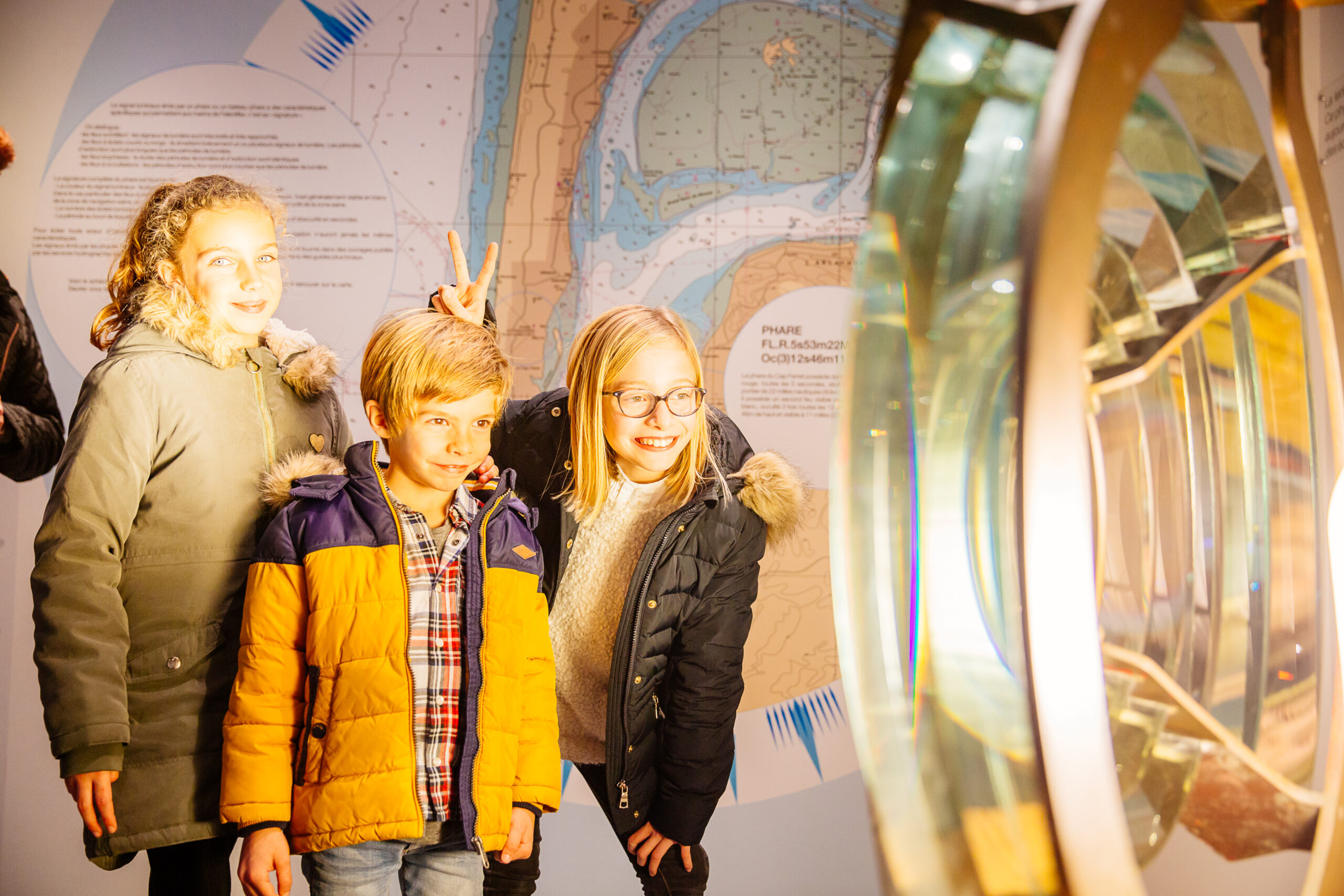 3 enfants sont dans l'exposition à l'intérieur du phare.