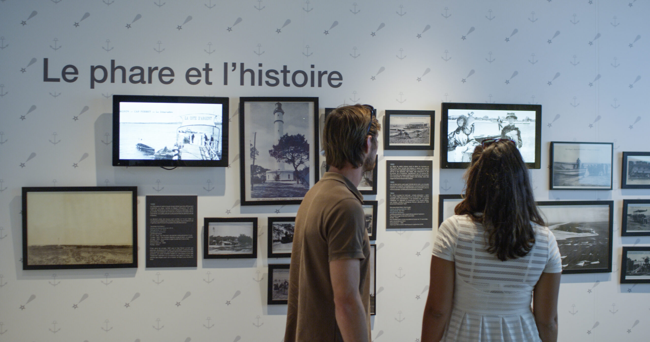 Exposition à l'intérieur du phare du Cap Ferret