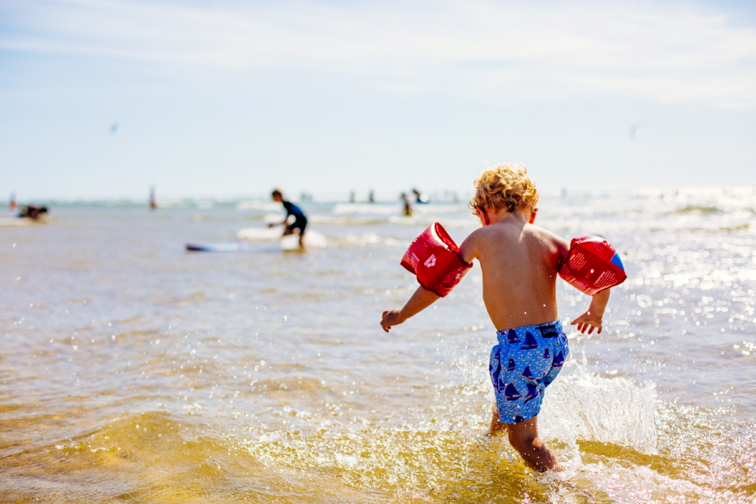 Un enfant court en jouant dans les eaux du Bassin.