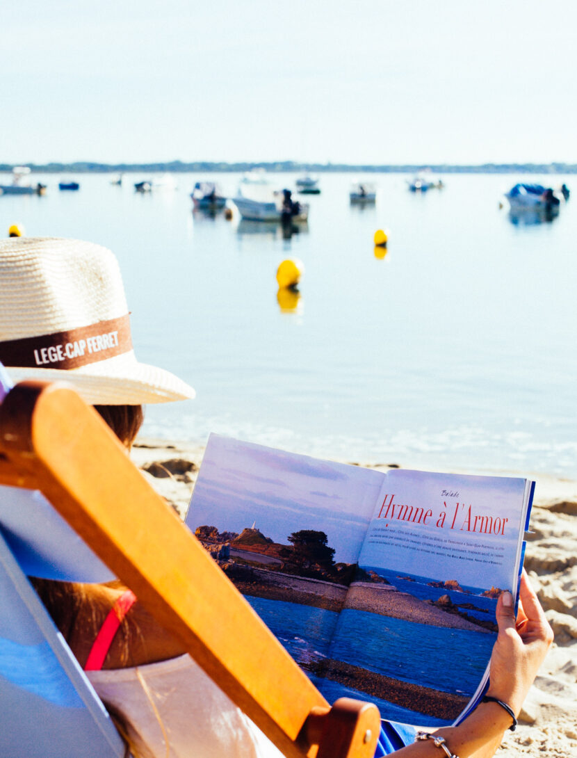 Femme qui lit sur la plage.