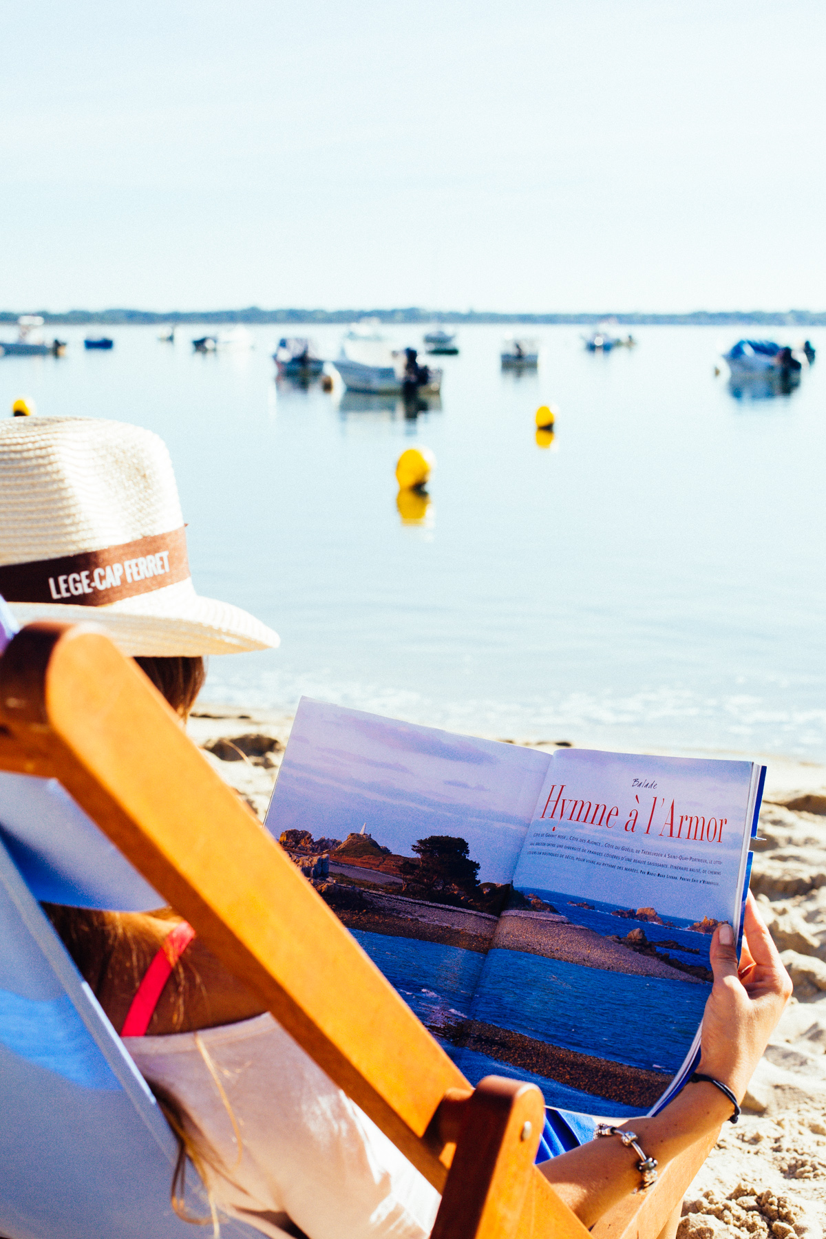 Femme qui lit sur la plage.