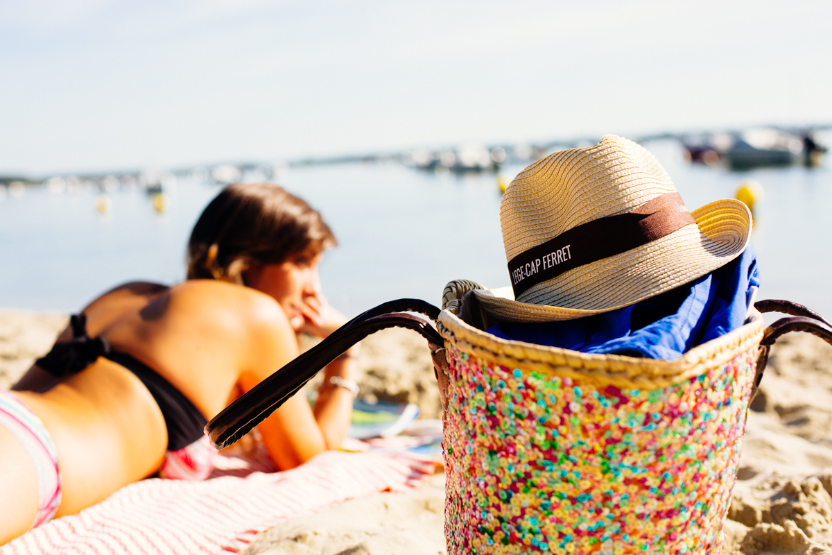 femme qui bronze sur la plage.